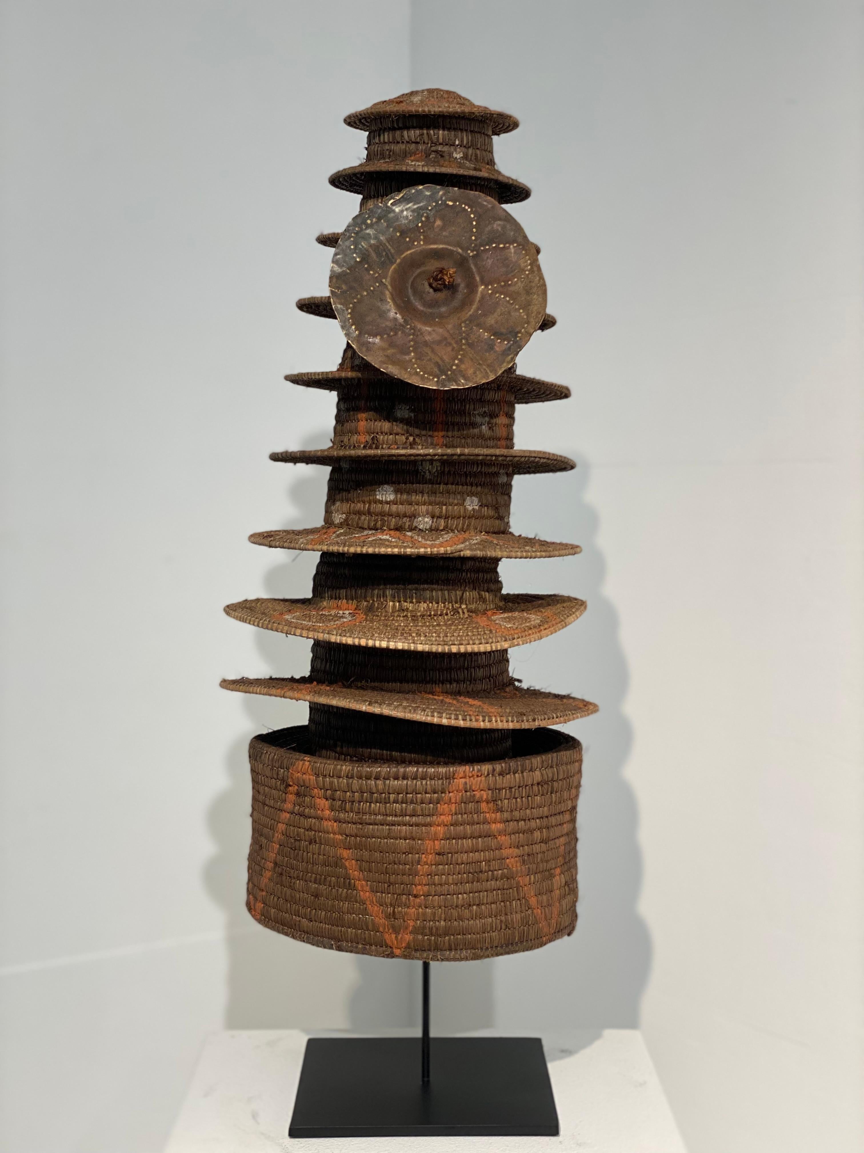 Außergewöhnliches Tribal Art Stück, ein afrikanischer Zeremonialhut, hergestellt aus
Handgewebter Raffia, der Raffia hat eine schöne warme und natürliche braune Farbe und hat handgemalte afrikanische Dekorationen und Designs,
der Ursprung ist  vom