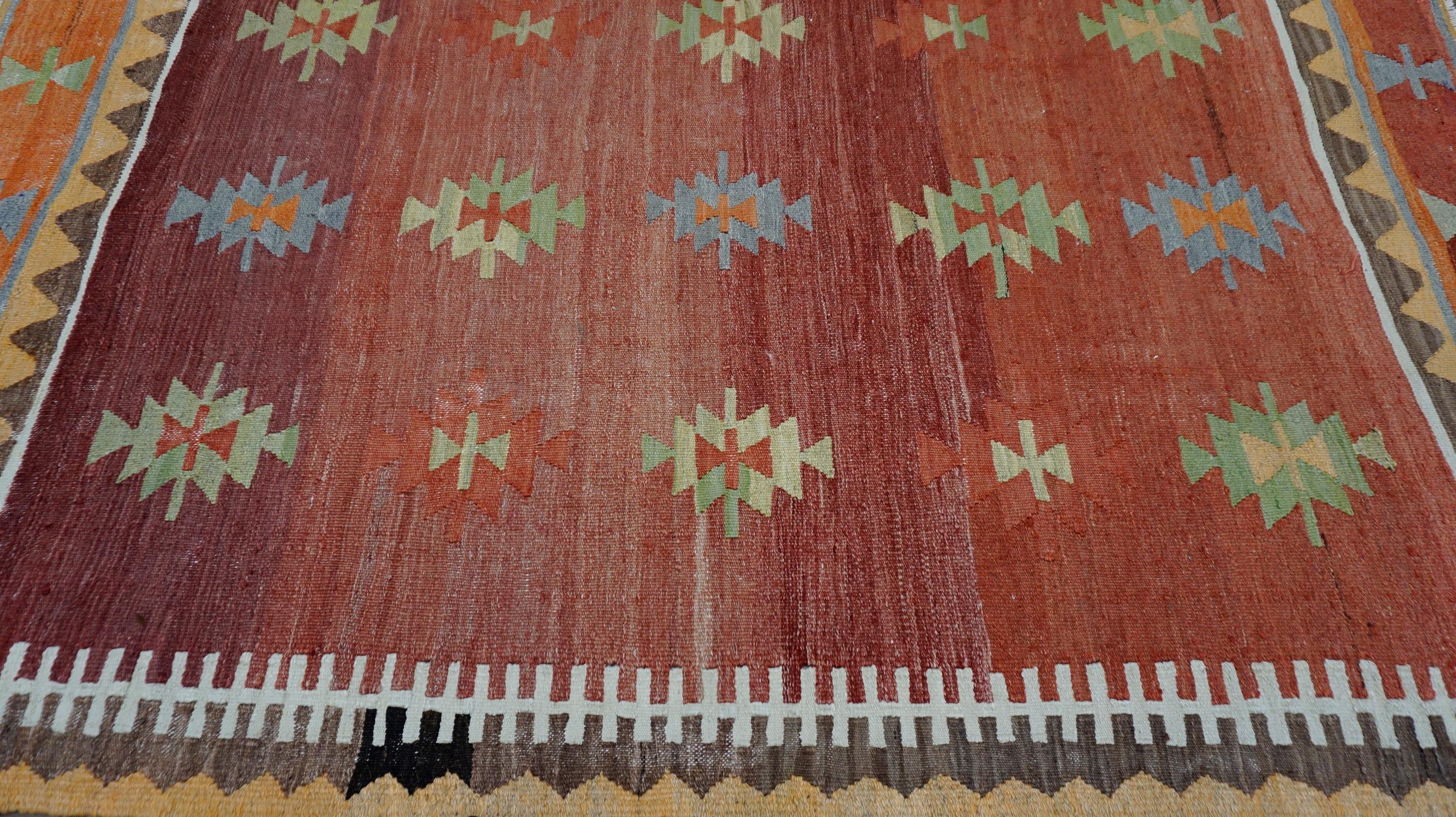 Kilim Tribal de Lana Rojo y Naranja Quemado con Motivos 4'4''x6'8'' Tejido a mano en venta