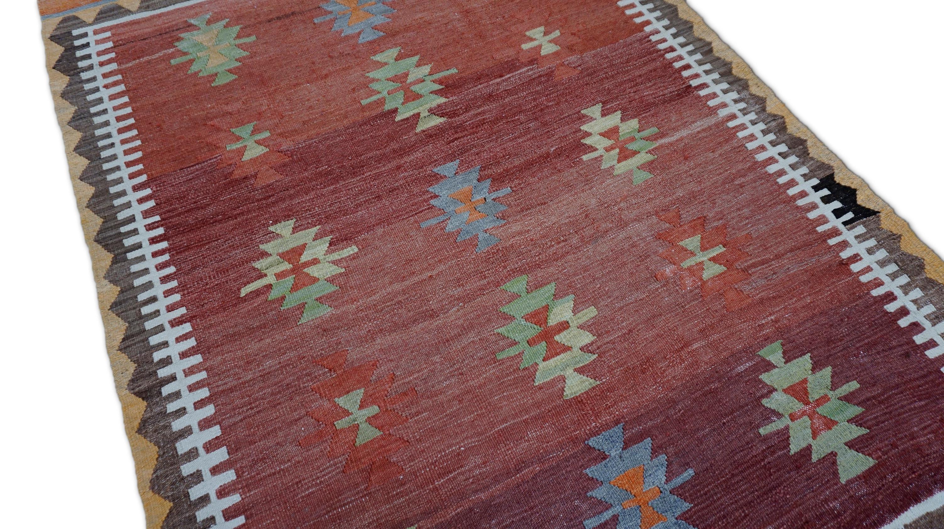 Kilim Tribal de Lana Rojo y Naranja Quemado con Motivos 4'4''x6'8'' en Bueno estado para la venta en Torrance, CA