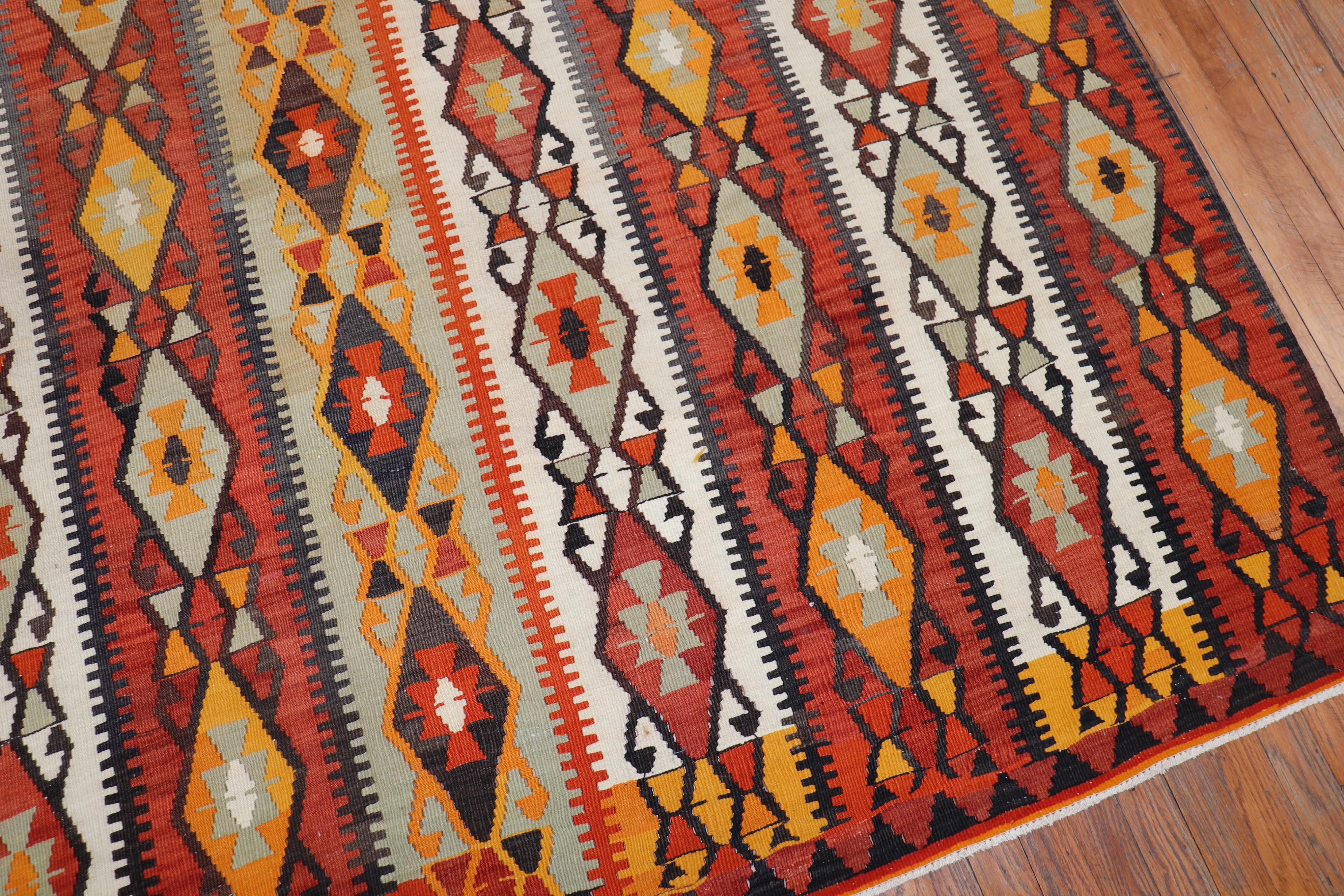 Einzigartiges, handgeknüpftes türkisches Stammes-Kilim-Flachgewebe aus dem zweiten Viertel des 20. Jahrhunderts mit einem rustikalen, geometrischen Allover-Muster vorwiegend in Ziegelorange.

Maße: 7'9