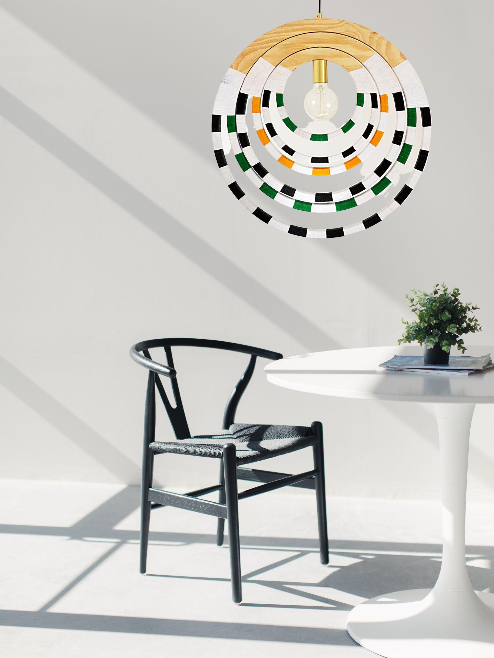 Questo ciondolo firmato incarna la forma del memorabile e tradizionale ciondolo sudafricano.  Collane Ndebele.

Il design spaziale e l'estetica elegante conferiscono un aspetto individuale e aggiungono profondità all'arredamento del tuo salotto. 