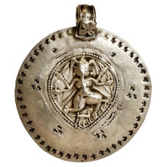 Pendentif tribal en argent d'Inde représentant Kali, travail de repousse, milieu du 20e siècle