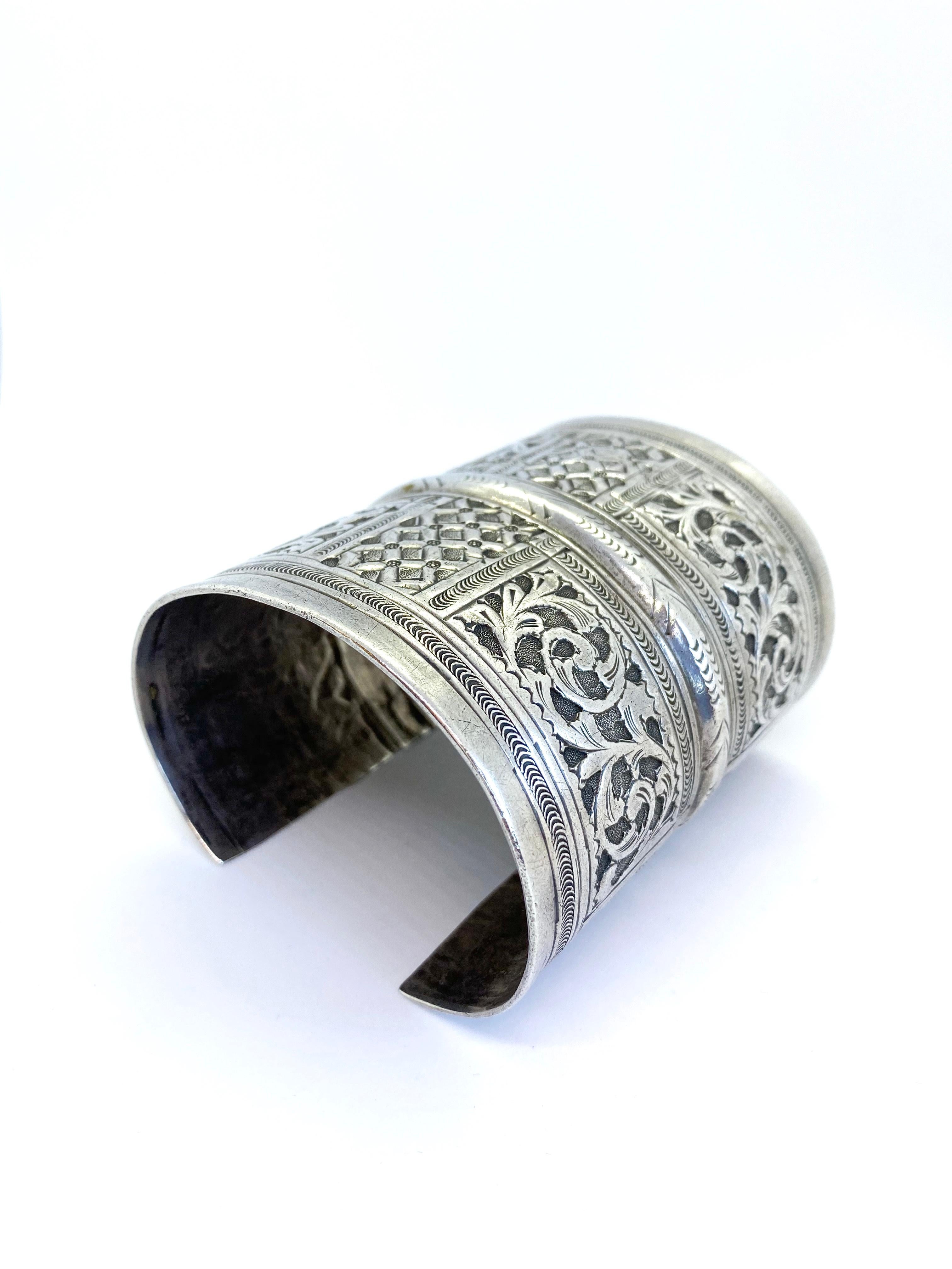 Tribal Silver Tripoli Libya Cuff Bracelet
Lenght 8.7cm, depth 7.5cm
Early to Mid-20th Century
Silver Tribal Bracelet.
Tripoli Libya.
Bracelet Berber People, Libya