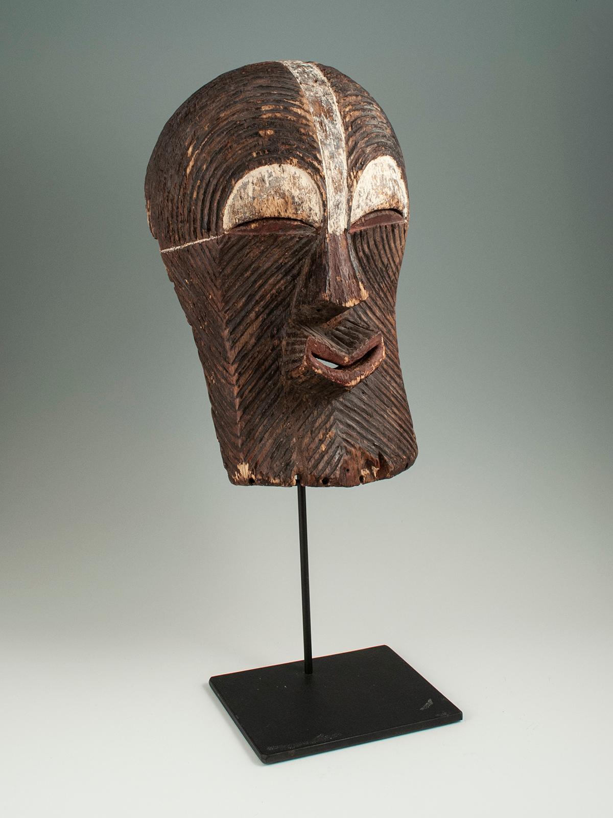 Stammes-Songye-Kifwebe-Maske mit grafischen Linien und weißem Pigment, D. R. Congo (Stammeskunst) im Angebot