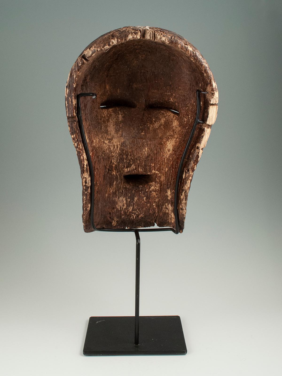 Stammes-Songye-Kifwebe-Maske mit grafischen Linien und weißem Pigment, D. R. Congo (Handgeschnitzt) im Angebot