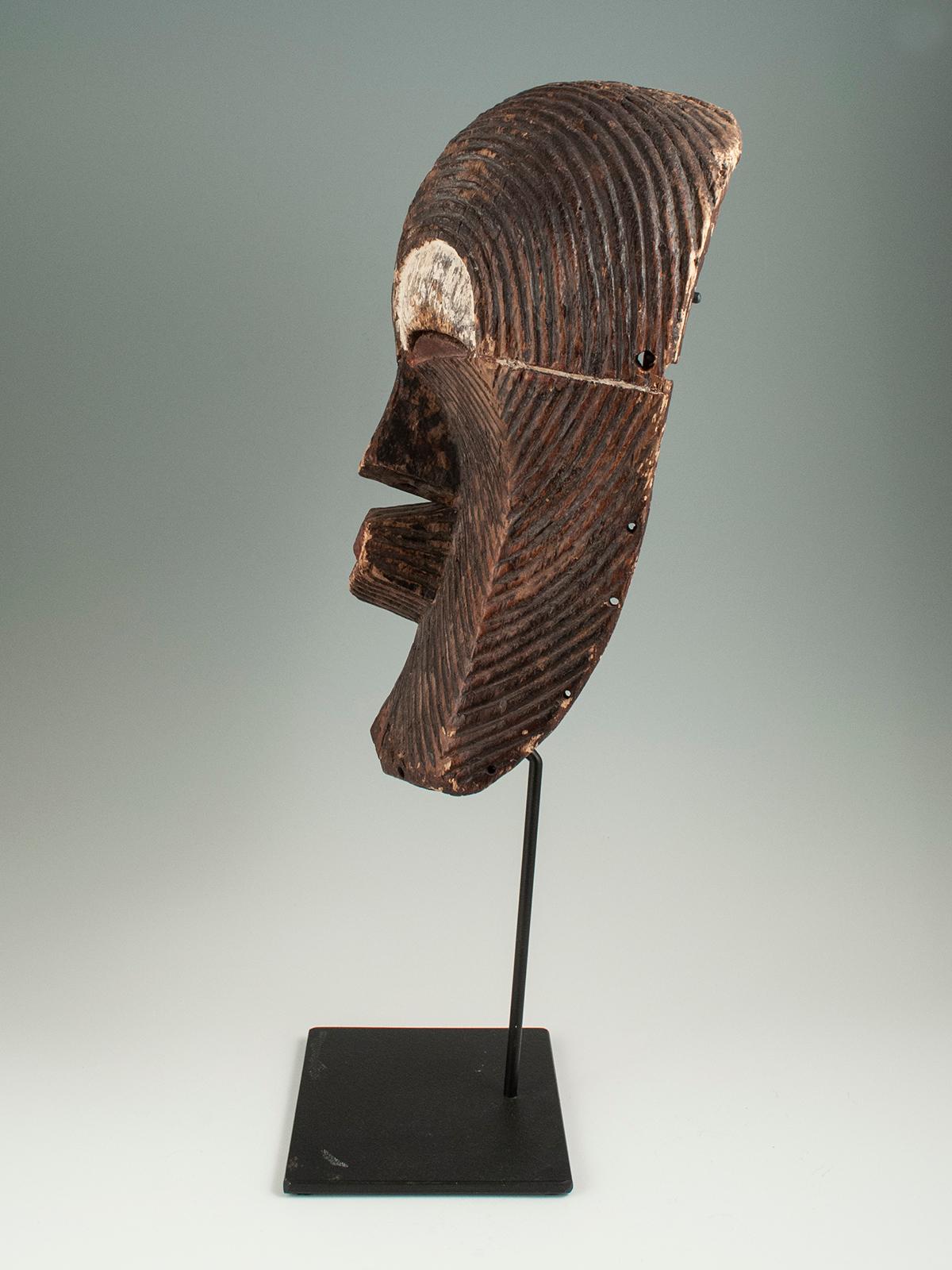 Sculpté à la main Masque tribal Songye Kifwebe avec lignes graphiques et pigments blancs, D. R. Congo en vente