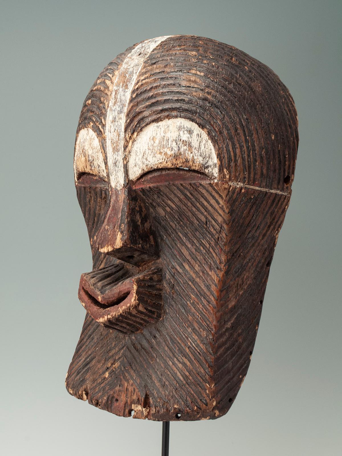 Stammes-Songye-Kifwebe-Maske mit grafischen Linien und weißem Pigment, D. R. Congo (20. Jahrhundert) im Angebot
