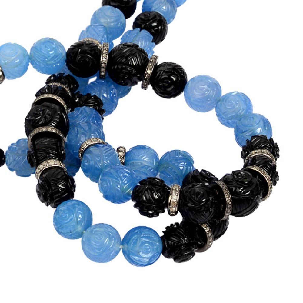 Wir präsentieren eine auffällige und einzigartige Perlenkette im Tribal-Stil mit schwarzem Onyx und blauem Achat mit Diamanten als Abstandshalter. Perfekt für alle, die mutigen Statement-Schmuck lieben, der Selbstbewusstsein und Stil