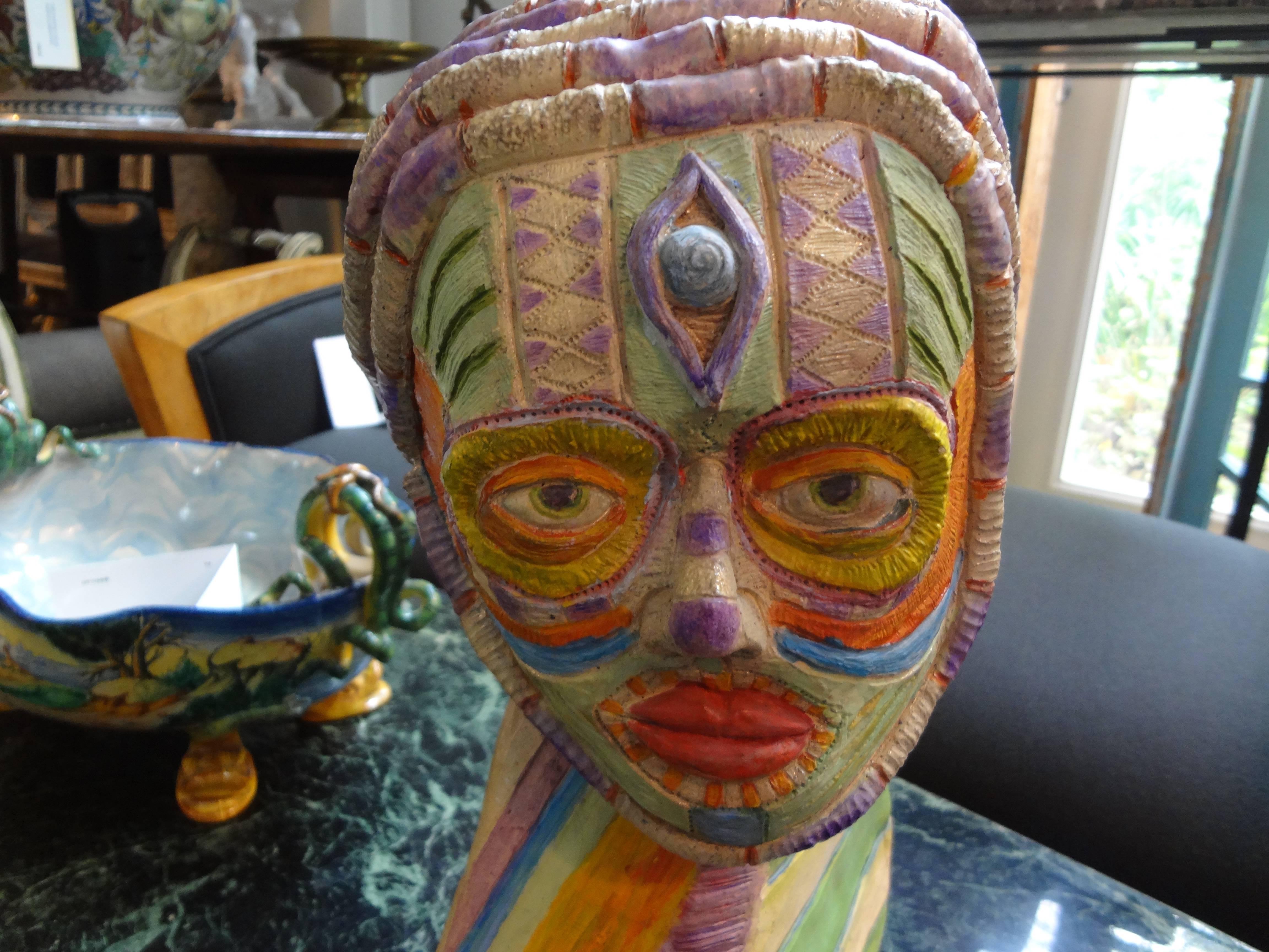 Skulptur einer Tonbüste im Stammesstil.
Ungewöhnliche Künstlerbüste aus Ton im afrikanischen Stammesstil aus dem 20. Jahrhundert. Diese einzigartige farbenfrohe Künstlerskulptur stellt eine Stammesfigur dar.