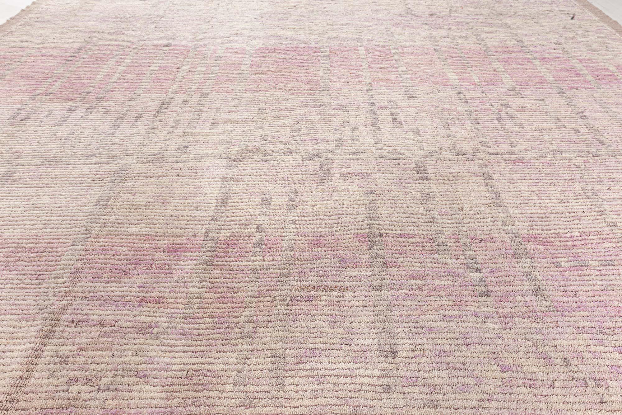 Marokkanischer Teppich im Stammesstil in Rosatönen von Doris Leslie Blau (21. Jahrhundert und zeitgenössisch) im Angebot