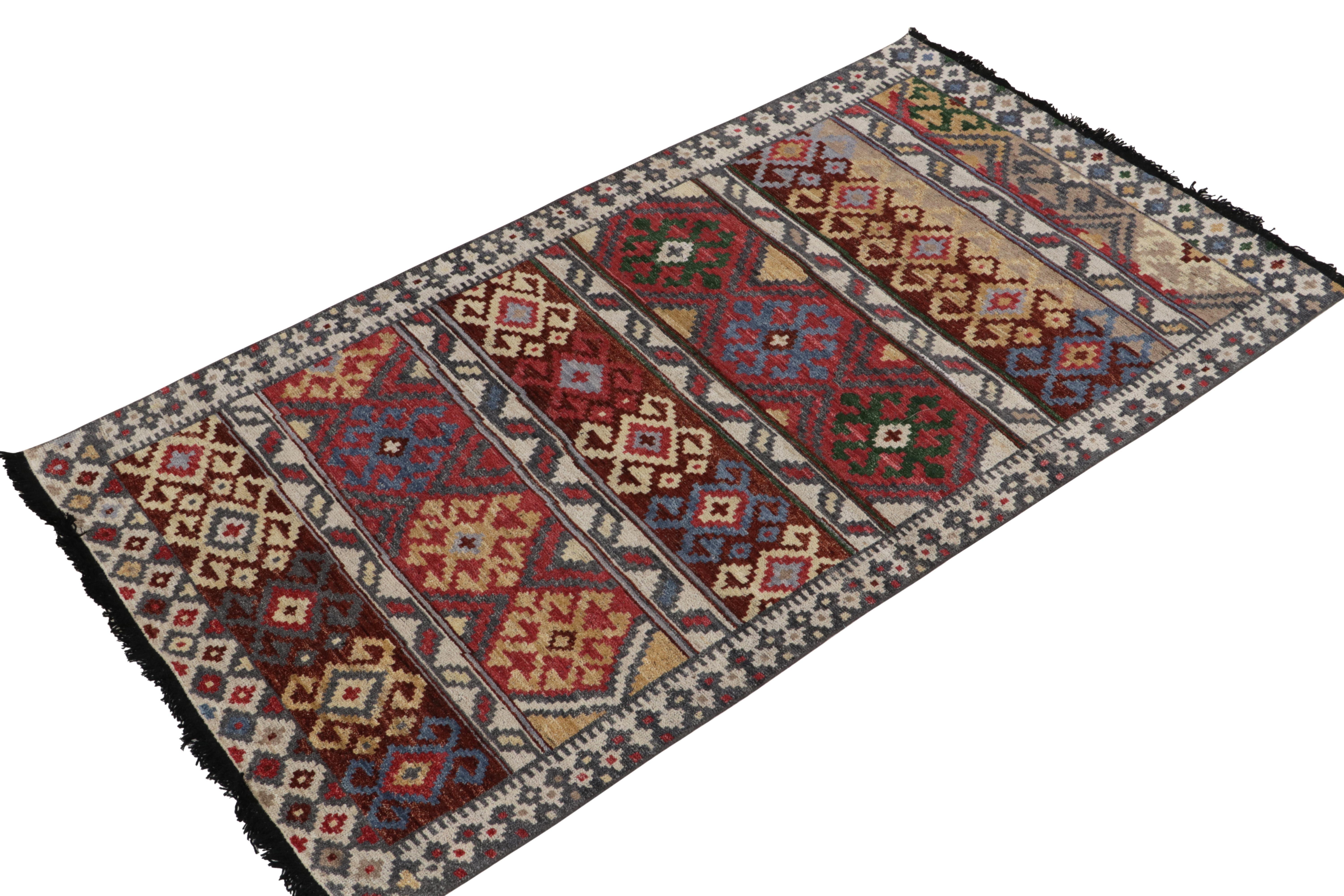Tribale Rug & Kilim è un tappeto in stile tribale con motivi geometrici bianchi, rossi e blu. in vendita
