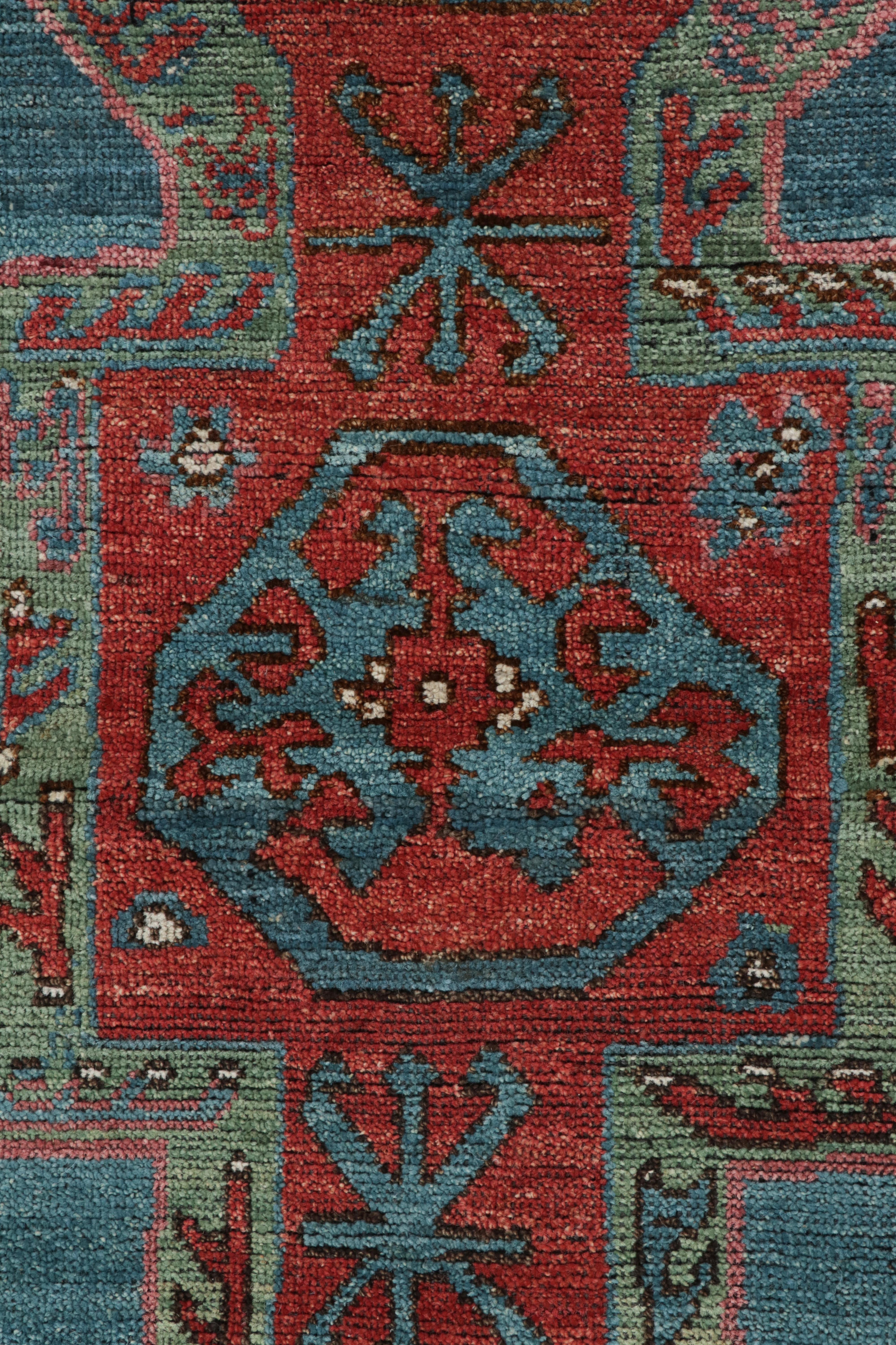 Noué à la main Tapis et tapis Kilim de style tribal à motifs géométriques rouges, bleus et verts en vente