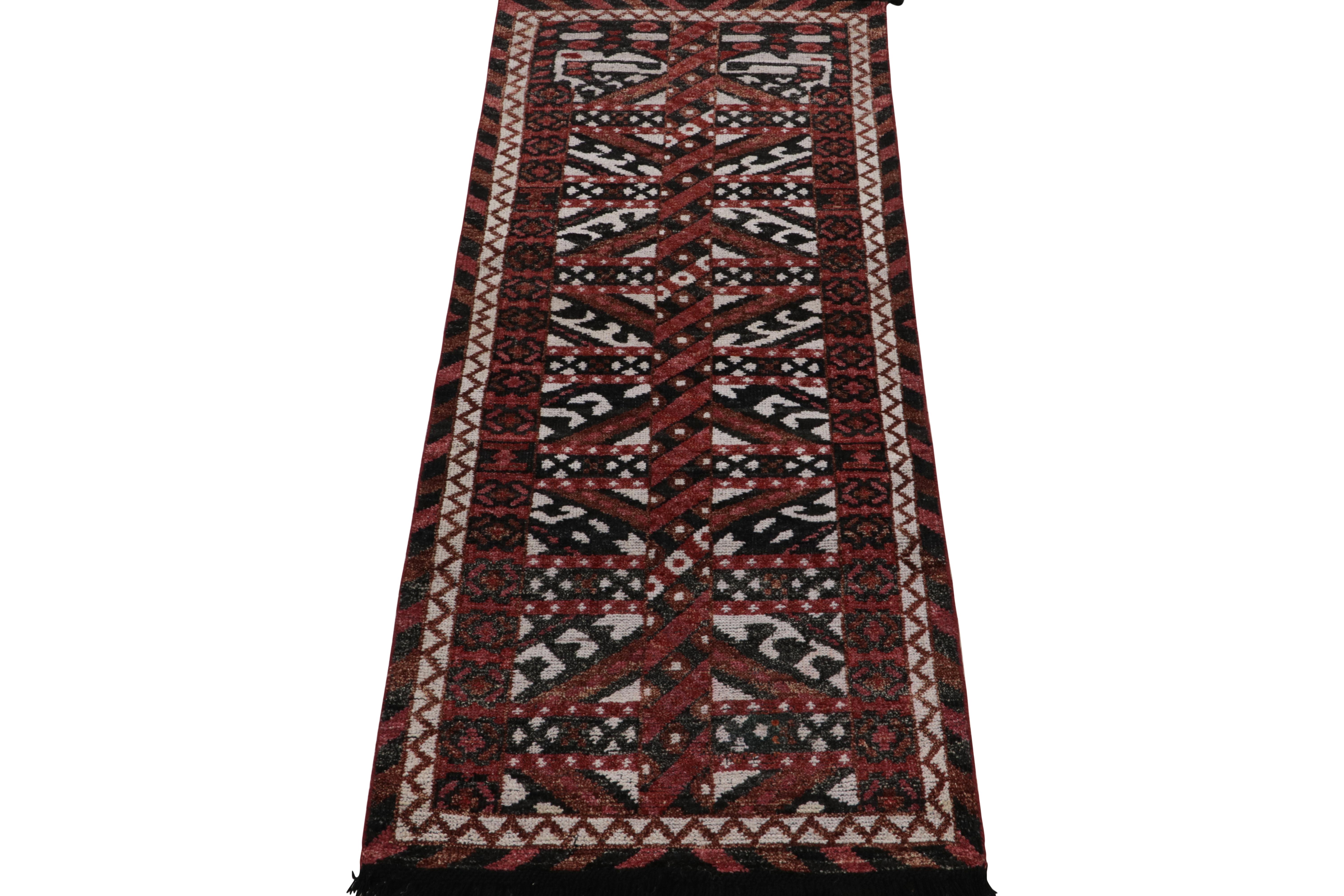 Dieser 2x6-Läufer aus der Burano-Kollektion von Rug & Kilim steht für eine zeitgemäße Interpretation nomadischer Stammeskulturen und zeigt kühne geometrische Muster in tiefem Rot, Schokoladenbraun, Weiß und Schwarz, die für außergewöhnliche Bewegung