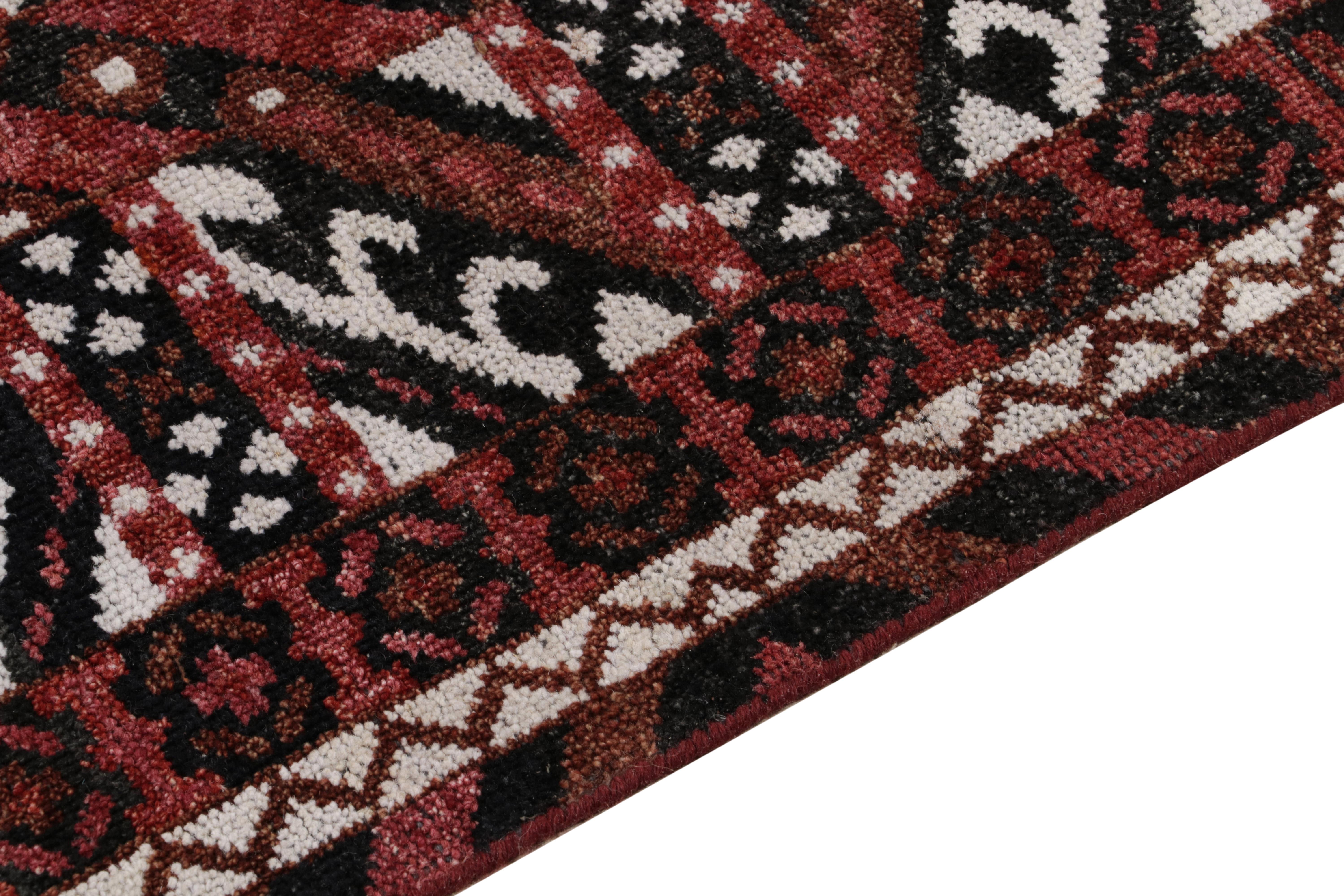 Teppich & Kelim-Stil-Läufer im Stammesstil mit rotem, schwarzem und weißem geometrischem Muster (Handgeknüpft) im Angebot
