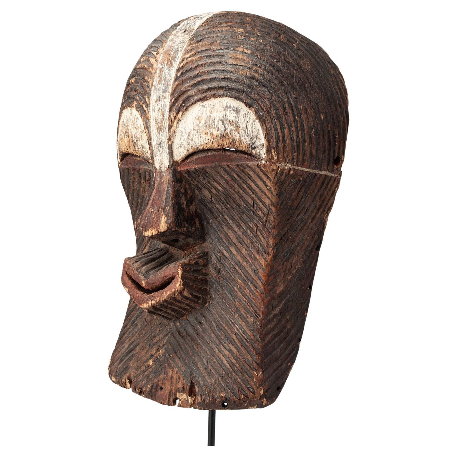 Masque tribal Songye Kifwebe avec lignes graphiques et pigments blancs, D. R. Congo