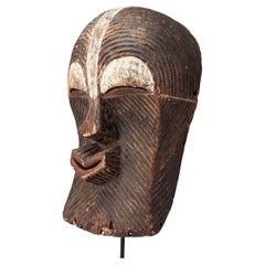Masque tribal Songye Kifwebe avec lignes graphiques et pigments blancs, D. R. Congo