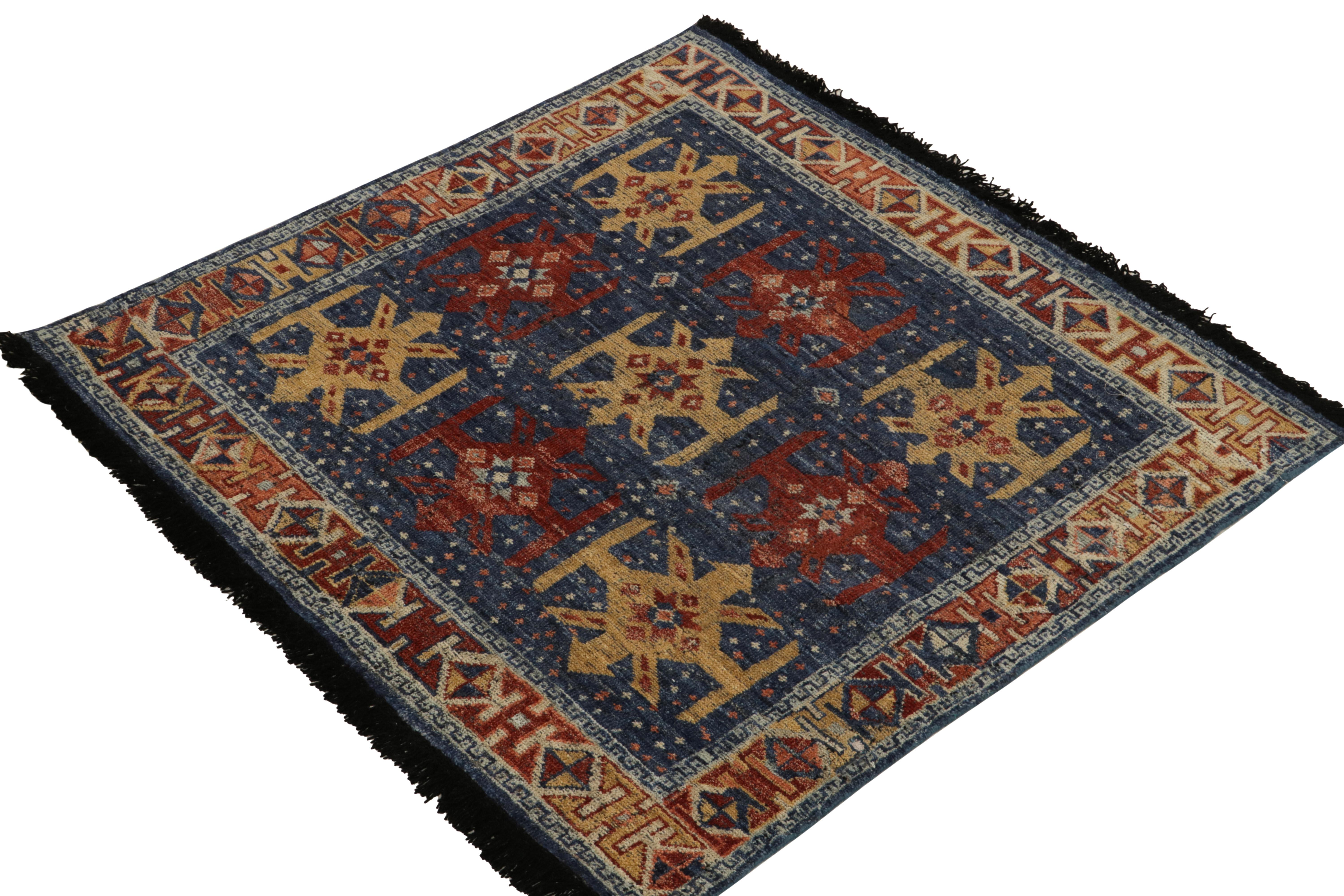 Quadratischer Teppich im Stammes- und Kelim-Stil in Blau, Rot, Ocker-Medaillons (Stammeskunst) im Angebot