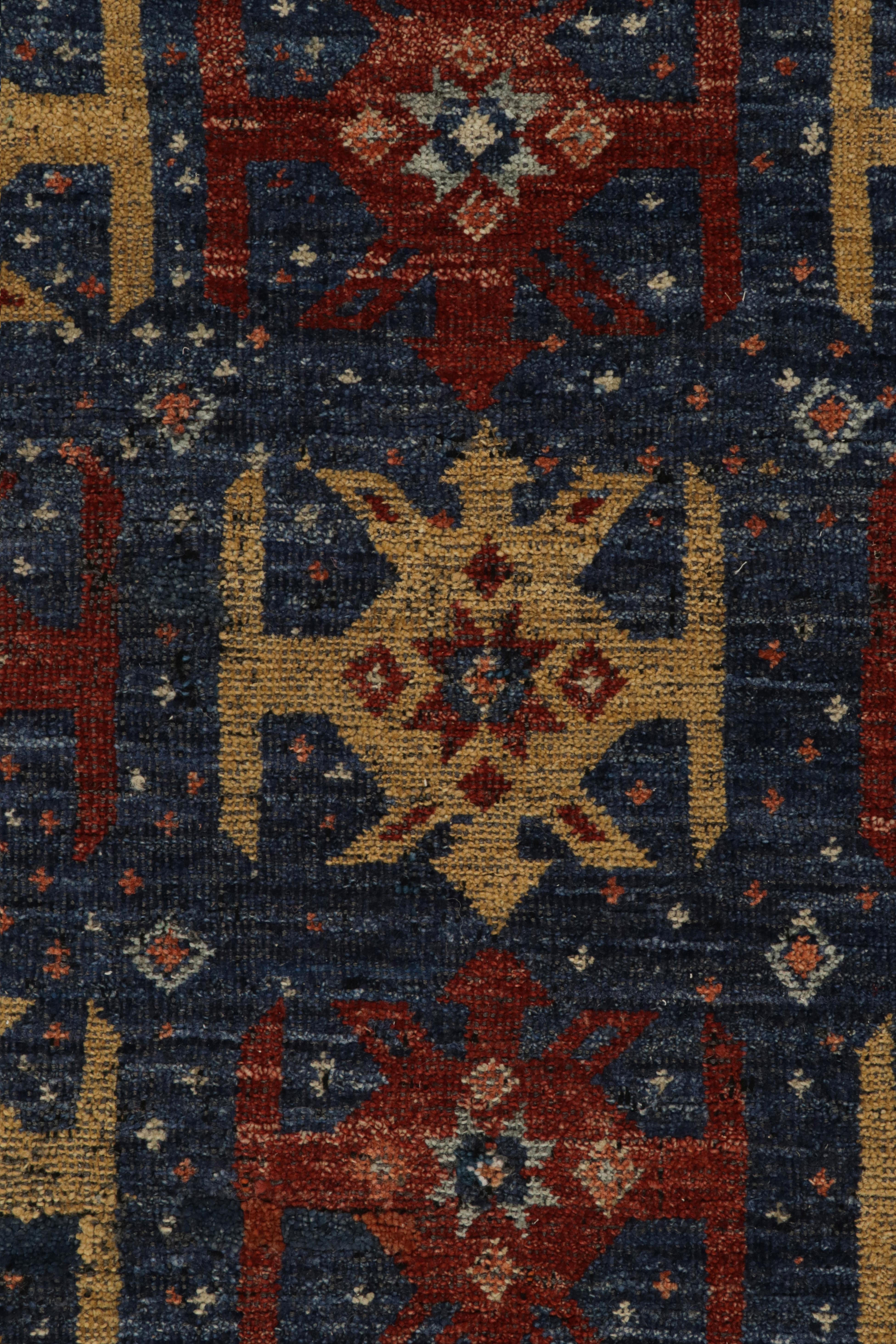 Quadratischer Teppich im Stammes- und Kelim-Stil in Blau, Rot, Ocker-Medaillons (Indisch) im Angebot