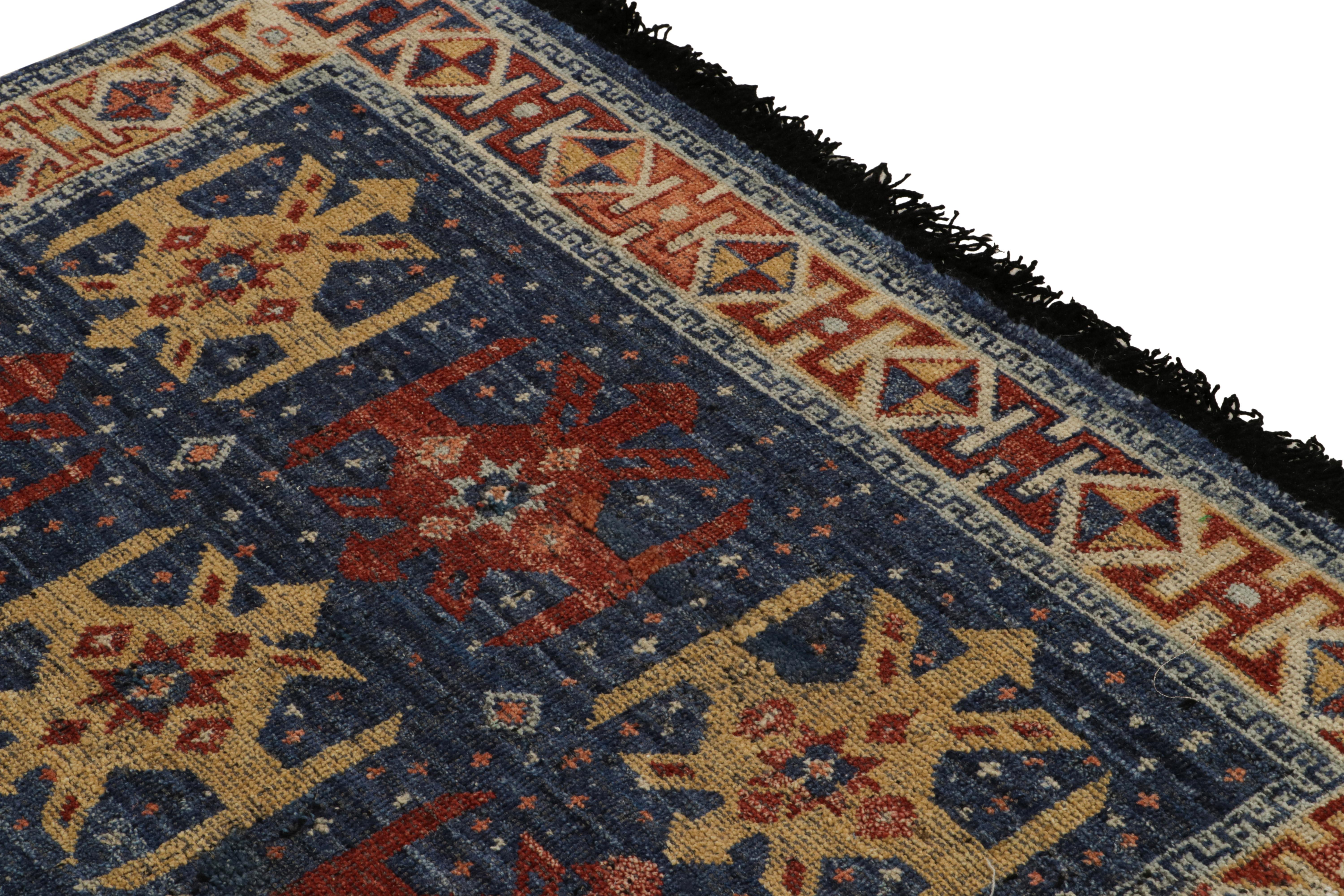 Quadratischer Teppich im Stammes- und Kelim-Stil in Blau, Rot, Ocker-Medaillons (Handgeknüpft) im Angebot