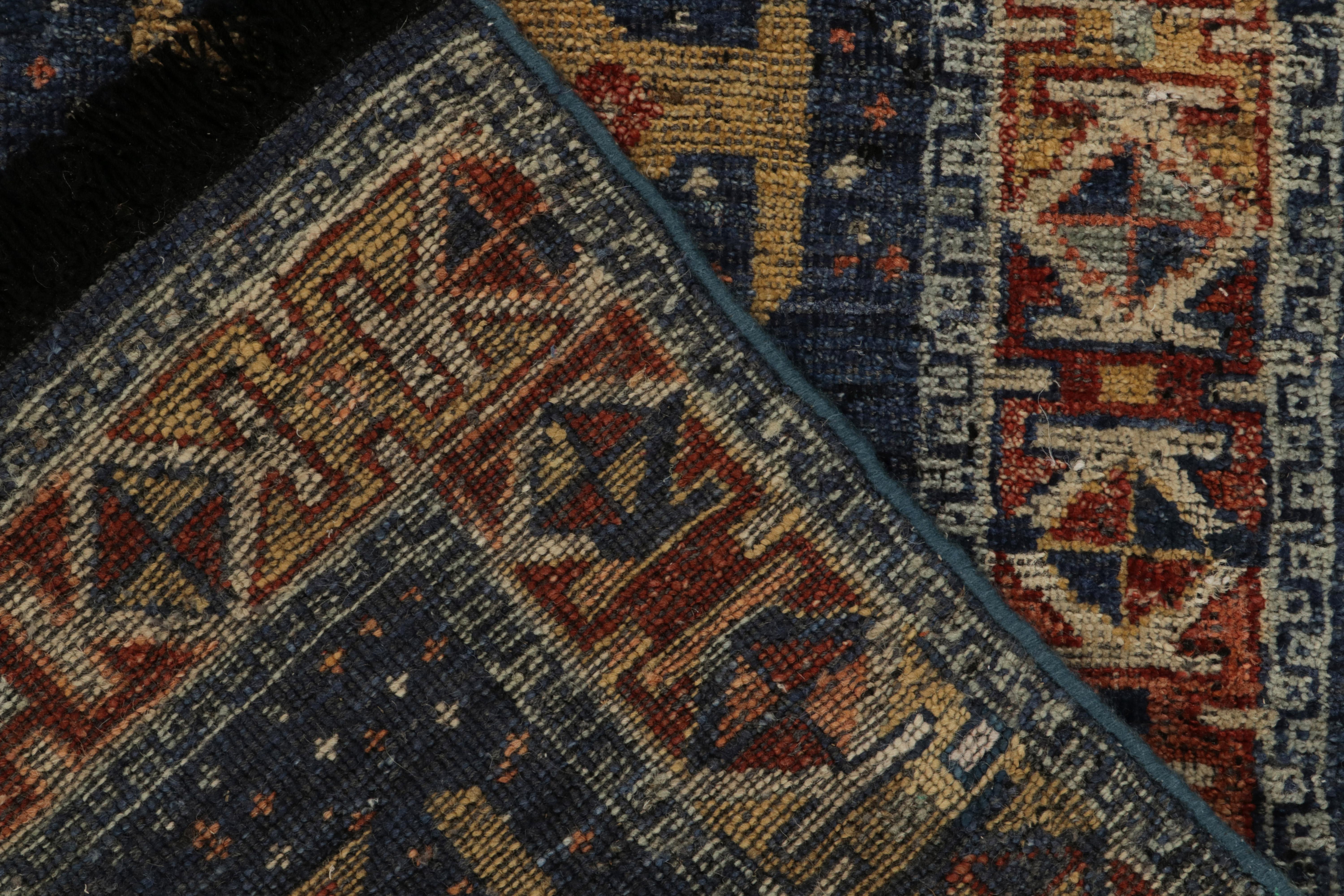 Quadratischer Teppich im Stammes- und Kelim-Stil in Blau, Rot, Ocker-Medaillons im Zustand „Neu“ im Angebot in Long Island City, NY