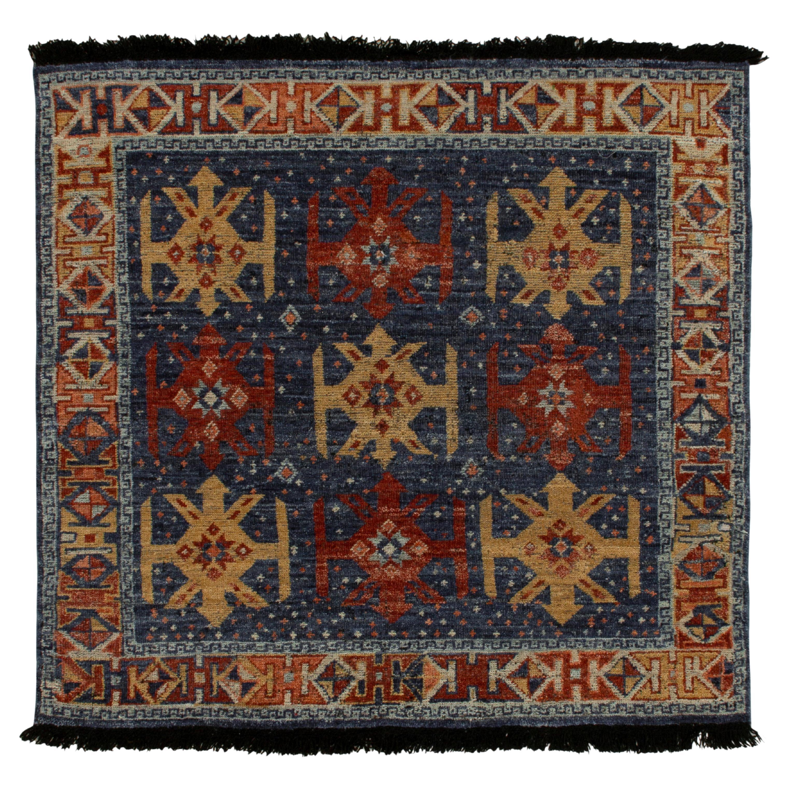 Quadratischer Teppich im Stammes- und Kelim-Stil in Blau, Rot, Ocker-Medaillons