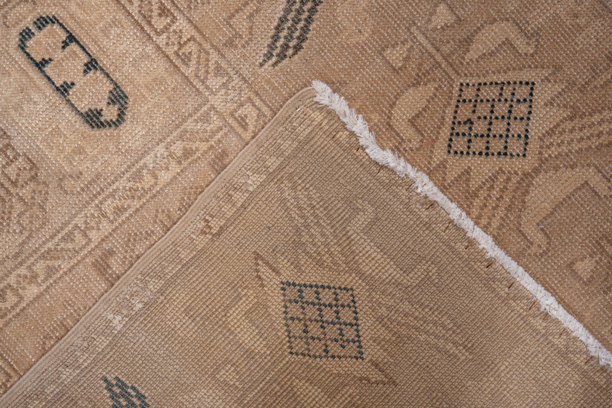 Tribal Sun Faded Oushak with Black Accents In Excellent Condition For Sale In New York, NY