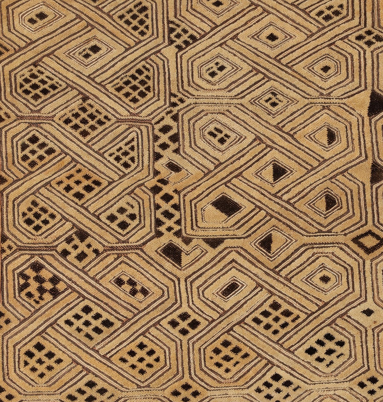 Ein hervorragendes Beispiel für eine  Kuba-Prestige-Tuch aus dem frühen 20. Jahrhundert mit Variationen des Endlosknoten-Motivs, von den Kuba Imbol genannt.