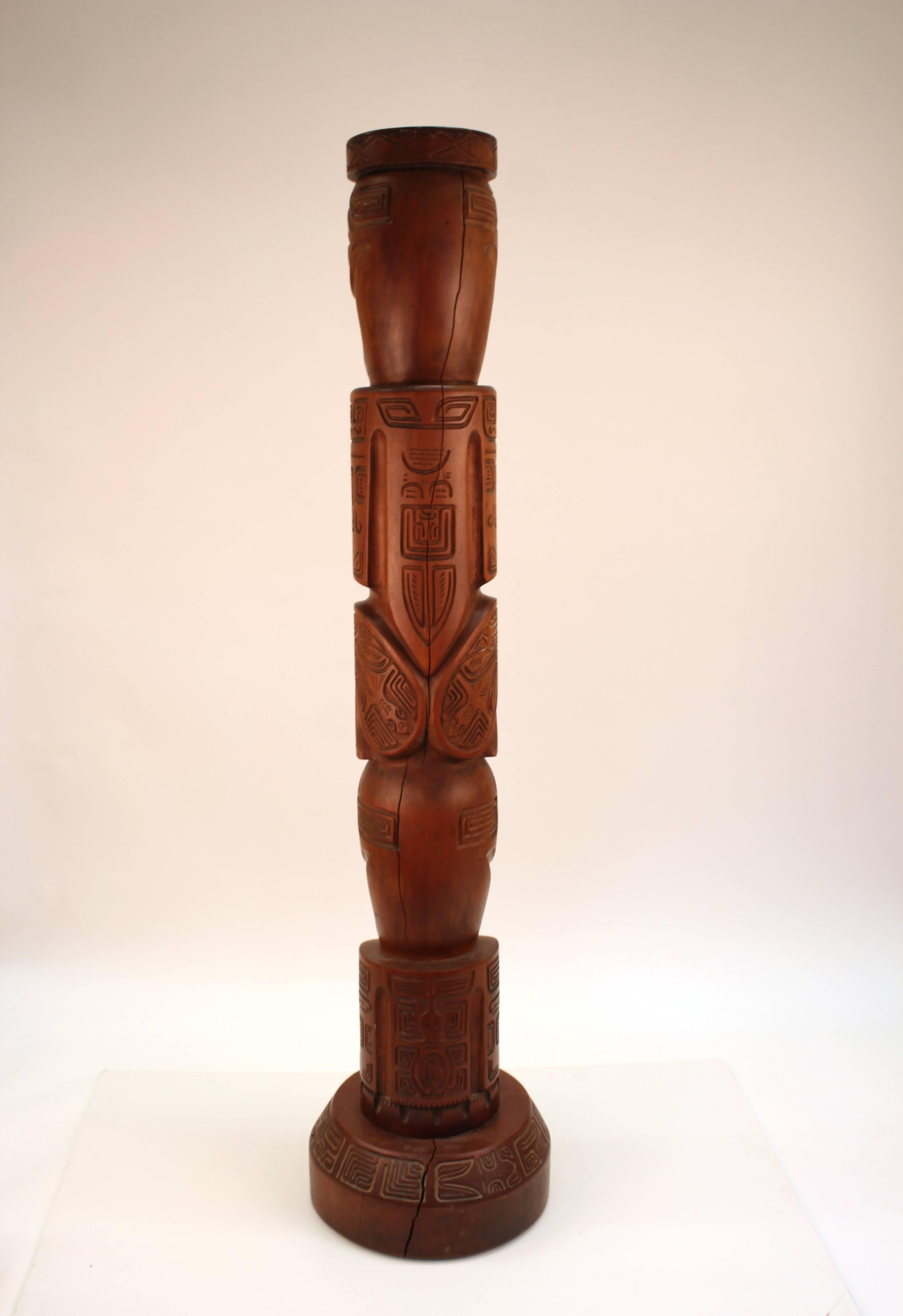 Dekoratives TOTEM menschlicher Figuren aus geschnitztem Holz (20. Jahrhundert) im Angebot