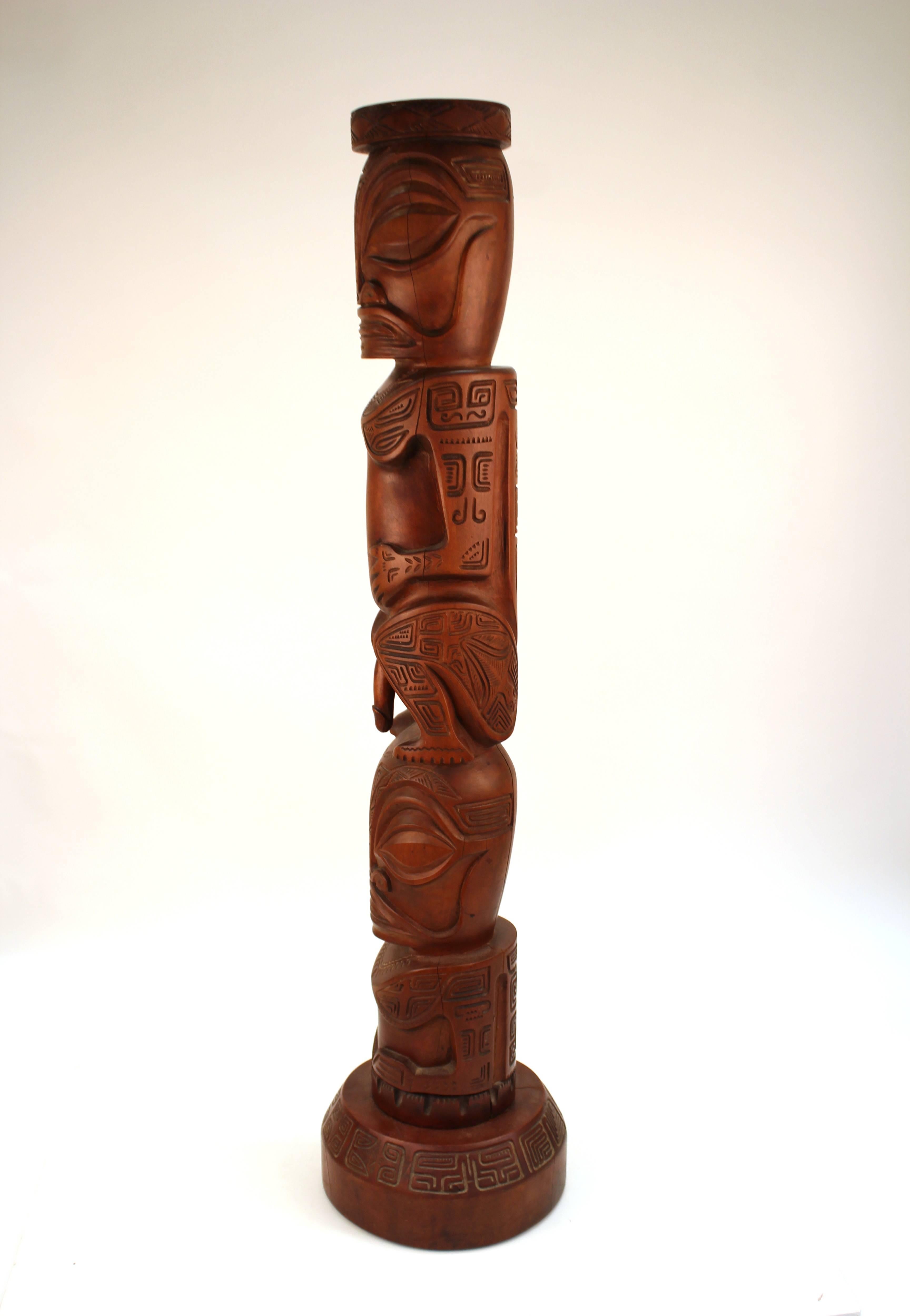 20ième siècle TOTEM décoratif de figures humaines en bois sculpté en vente