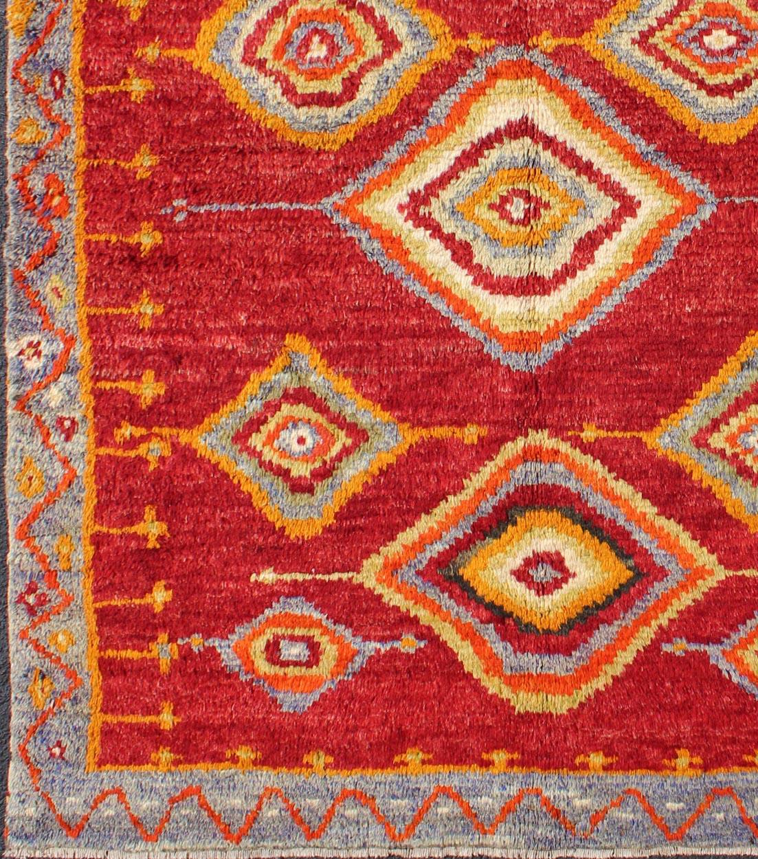 Türkischer Konya-Stammesteppich mit Rautenmuster auf schönem königlichen roten Hintergrund.
Dieser brillante Tribal-Konya-Teppich zeigt ein mehrschichtiges Rautenmuster mit einer Reihe von Grün-, Orange-, Gelb- und Blautönen, die in dem leuchtend