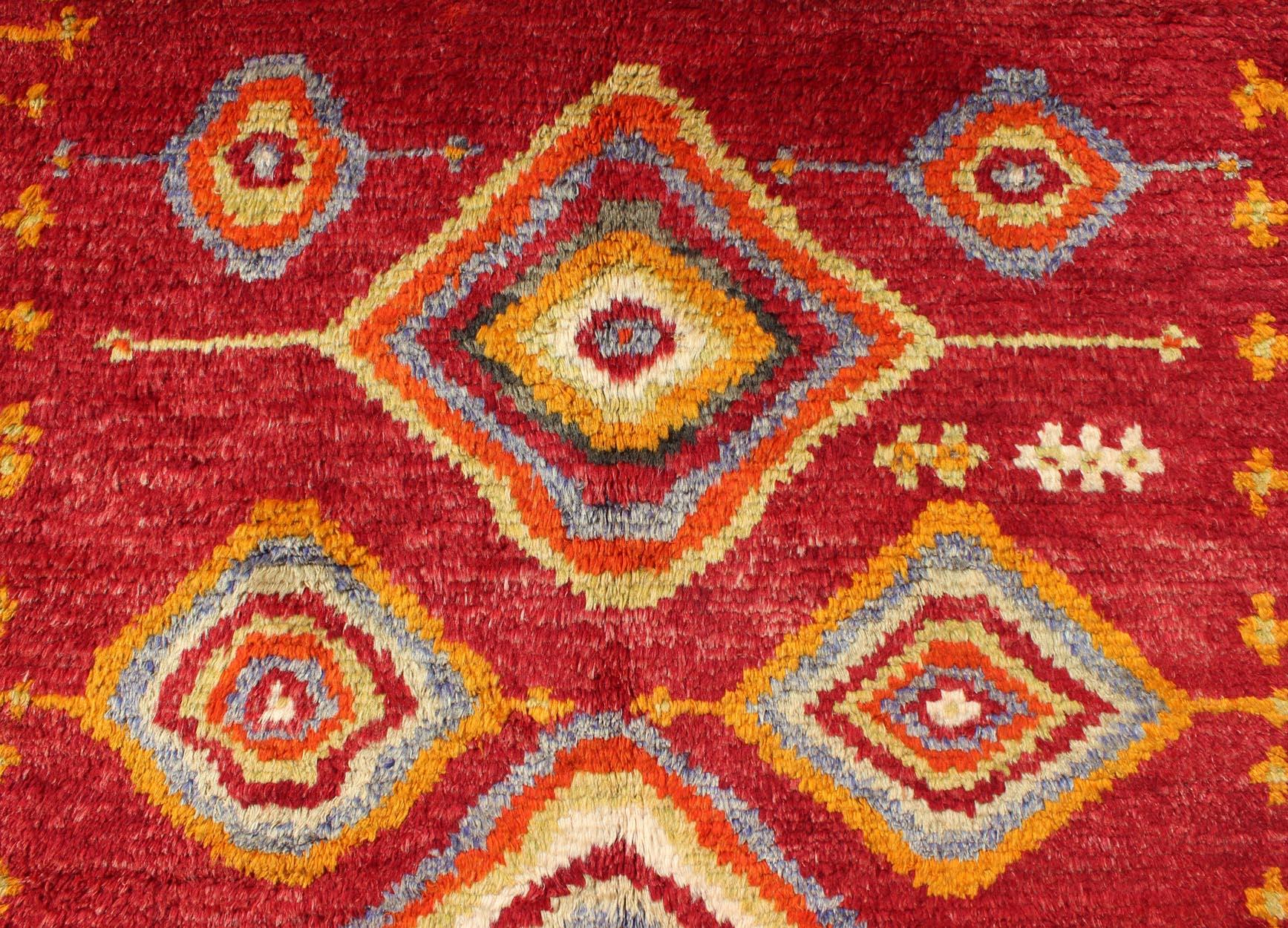 Türkischer Stammeskunst-Teppich Konya mit Diamantmuster auf wunderschönem königsrotem Hintergrund im Angebot 1