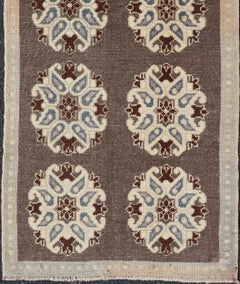 Tappeto tribale turco Oushak con medaglioni floreali nei toni del tortora, avorio e blu