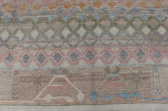 Alfombra turca tribal Oushak con motivos geométricos en tonos pastel suaves y verde oliva