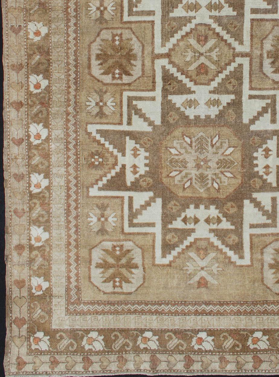 Double starburst design Oushak rug from Turkey in natural colors, rug sim-136052, country of origin / Type: Turkey / Oushak, circa 1940

This Turkish Oushak carpet features two central starburst pendants in ivory, green, taupe, and various shades of