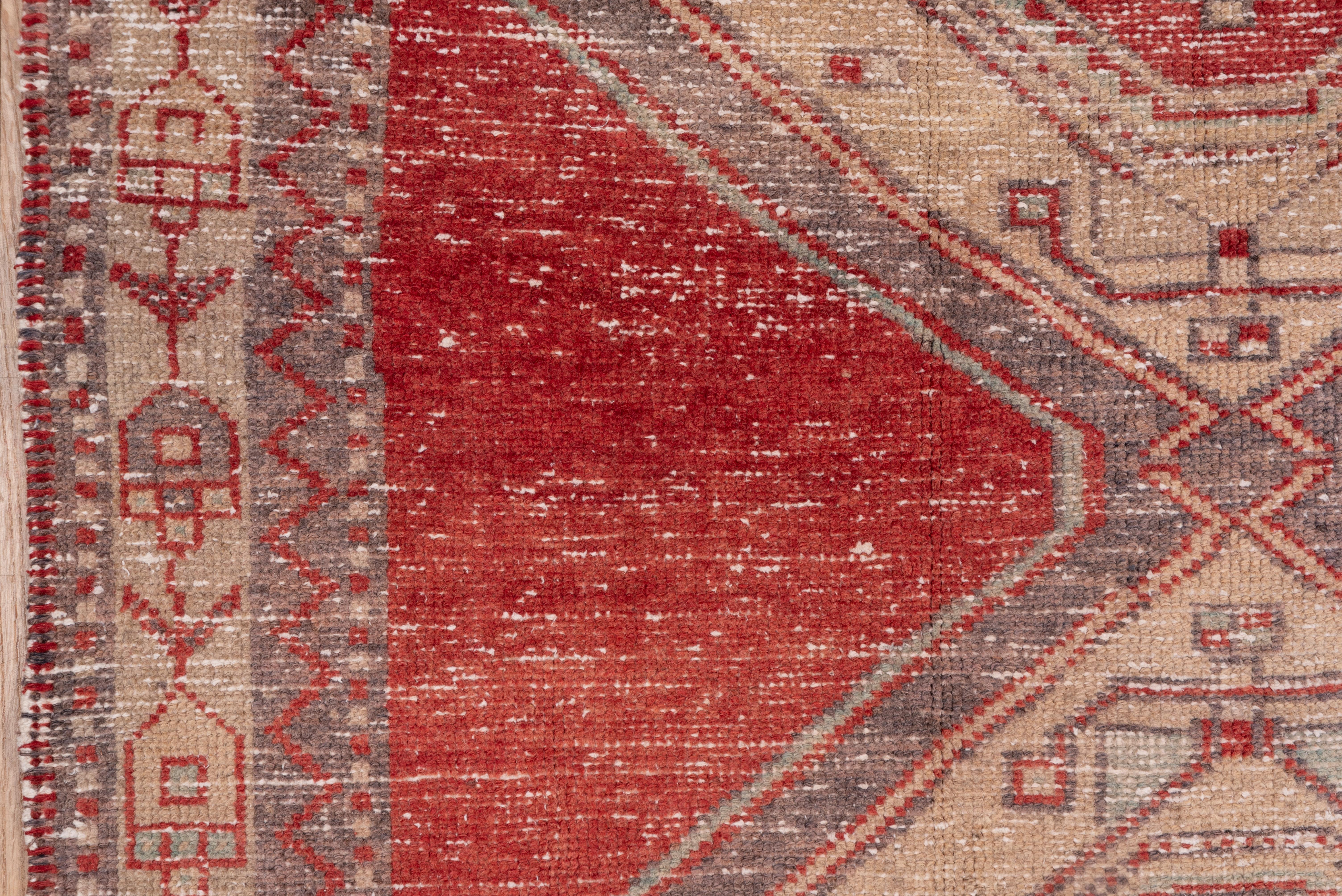 Türkischer roter Oushak-Teppich im Stammesstil, leichte Gebrauchsspuren, fragmentiert im Angebot 1
