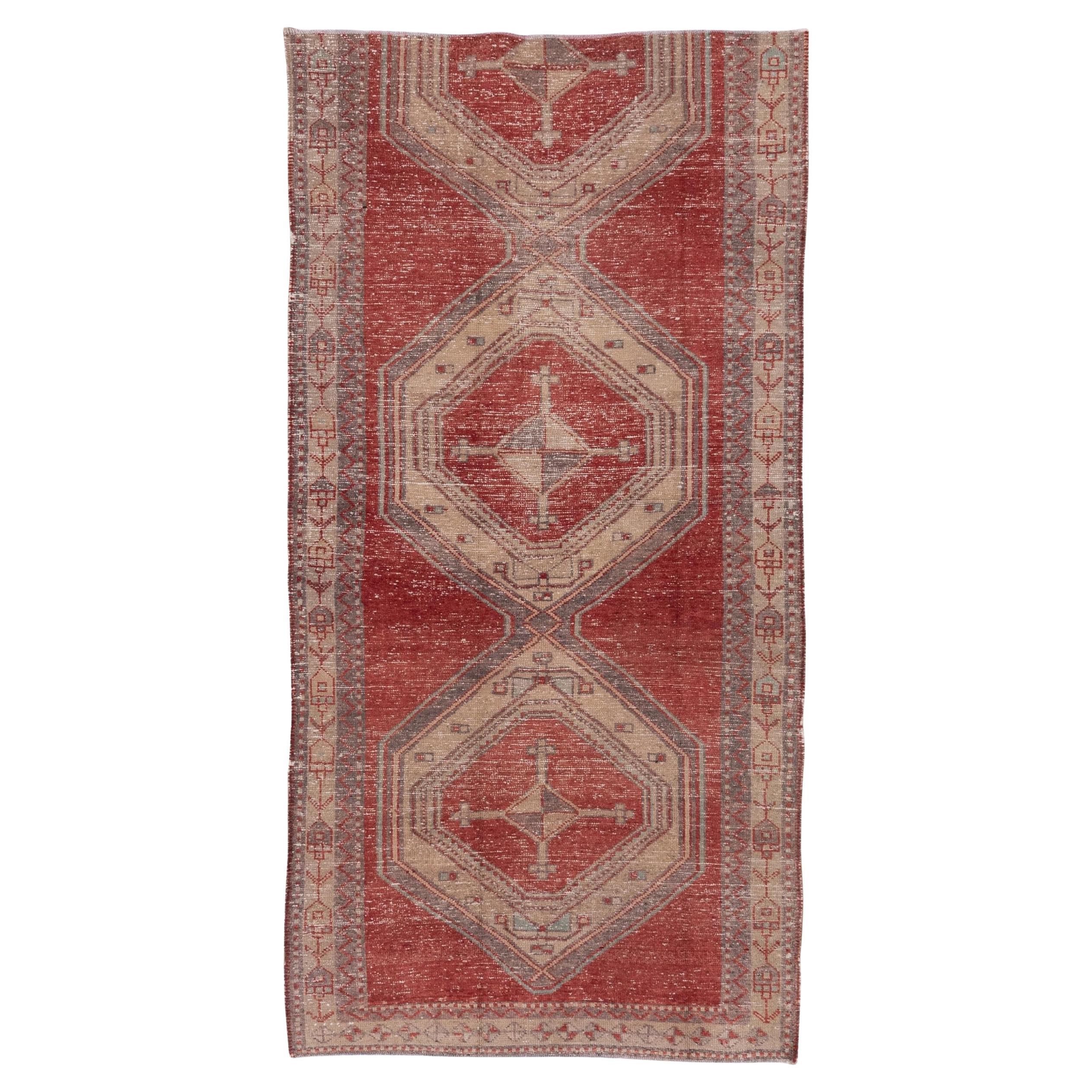 Türkischer roter Oushak-Teppich im Stammesstil, leichte Gebrauchsspuren, fragmentiert