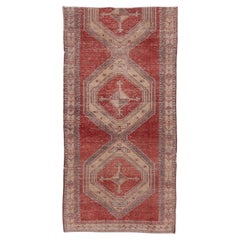 Türkischer roter Oushak-Teppich im Stammesstil, leichte Gebrauchsspuren, fragmentiert