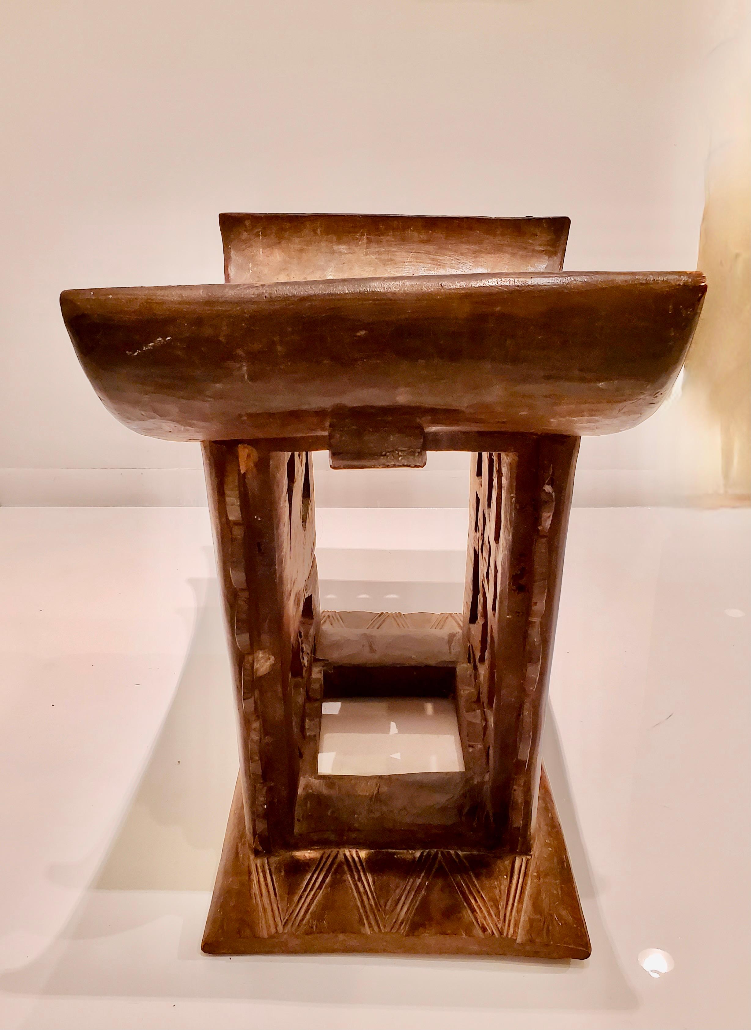  Large Tribal Brown Hand-Carved Early 20th Century Ashanti Stool In Good Condition For Sale In New York, NY