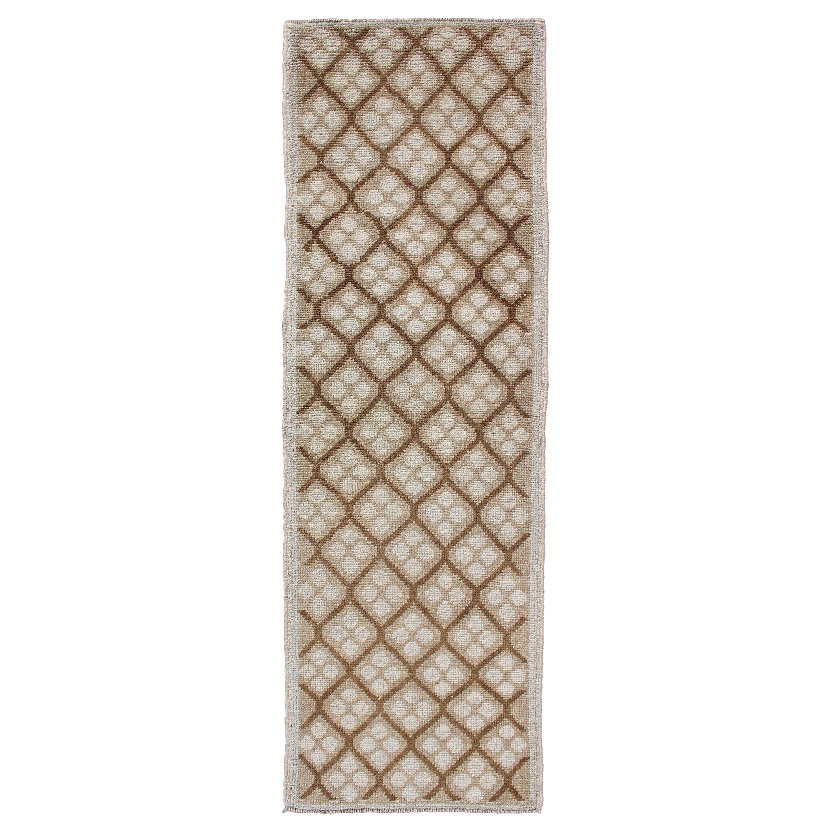 Tapis de couloir tribal vintage noué à la main Oushak avec motif de diamants sur toute sa surface en vente