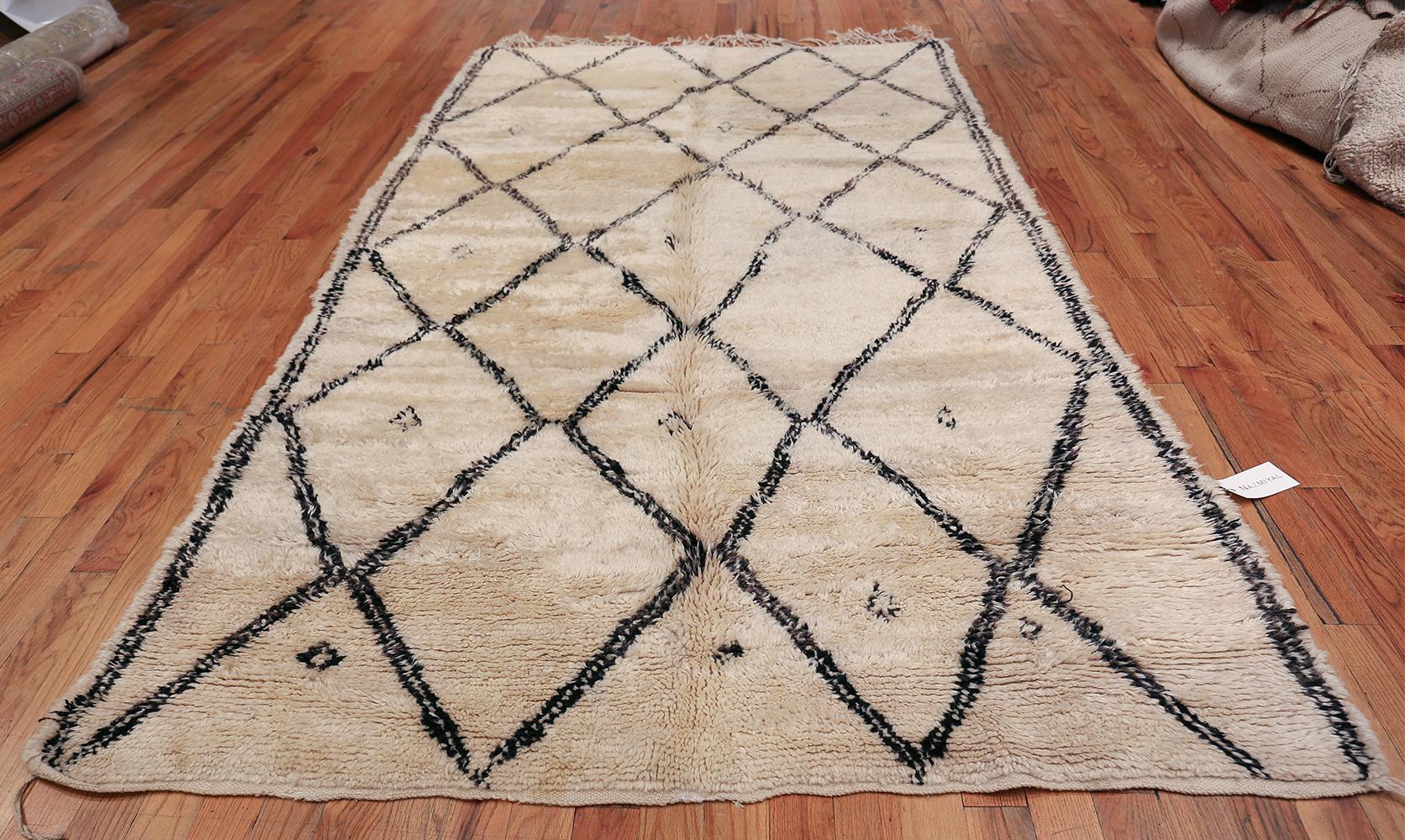 Beautiful Tribal Vintage Moroccan rug, Country of Origin / Rug Type: Morocco, circa date: mid–20th century. Size: 5 ft 9 in x 10 ft 4 in (1.75 m x 3.15 m)

The bold geometric lines of this mid 20th century vintage rug is a classic representation of