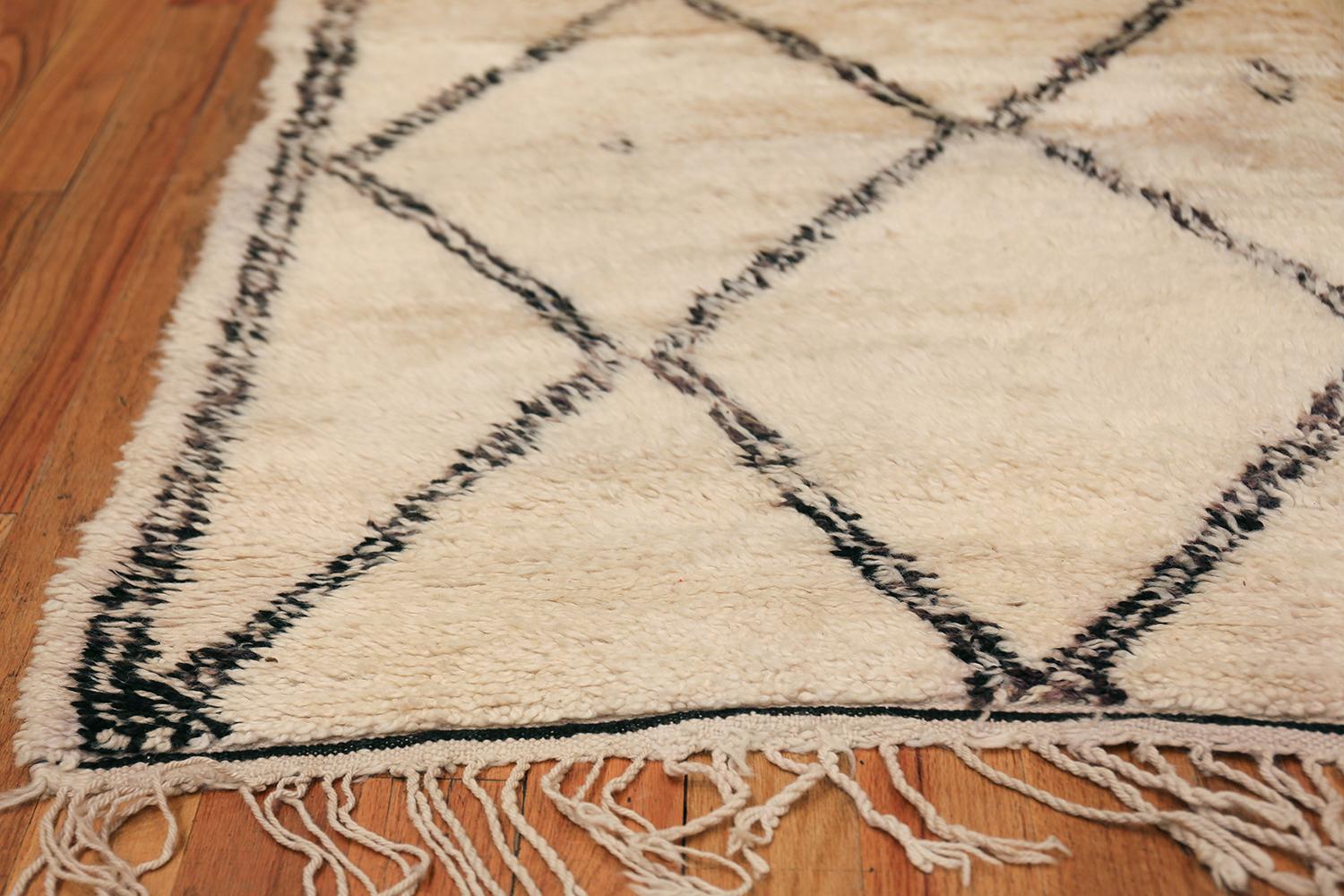 Hand-Knotted Tribal Vintage Moroccan Rug. Size: 5 ft 9 in x 10 ft 4 in (1.75 m x 3.15 m)