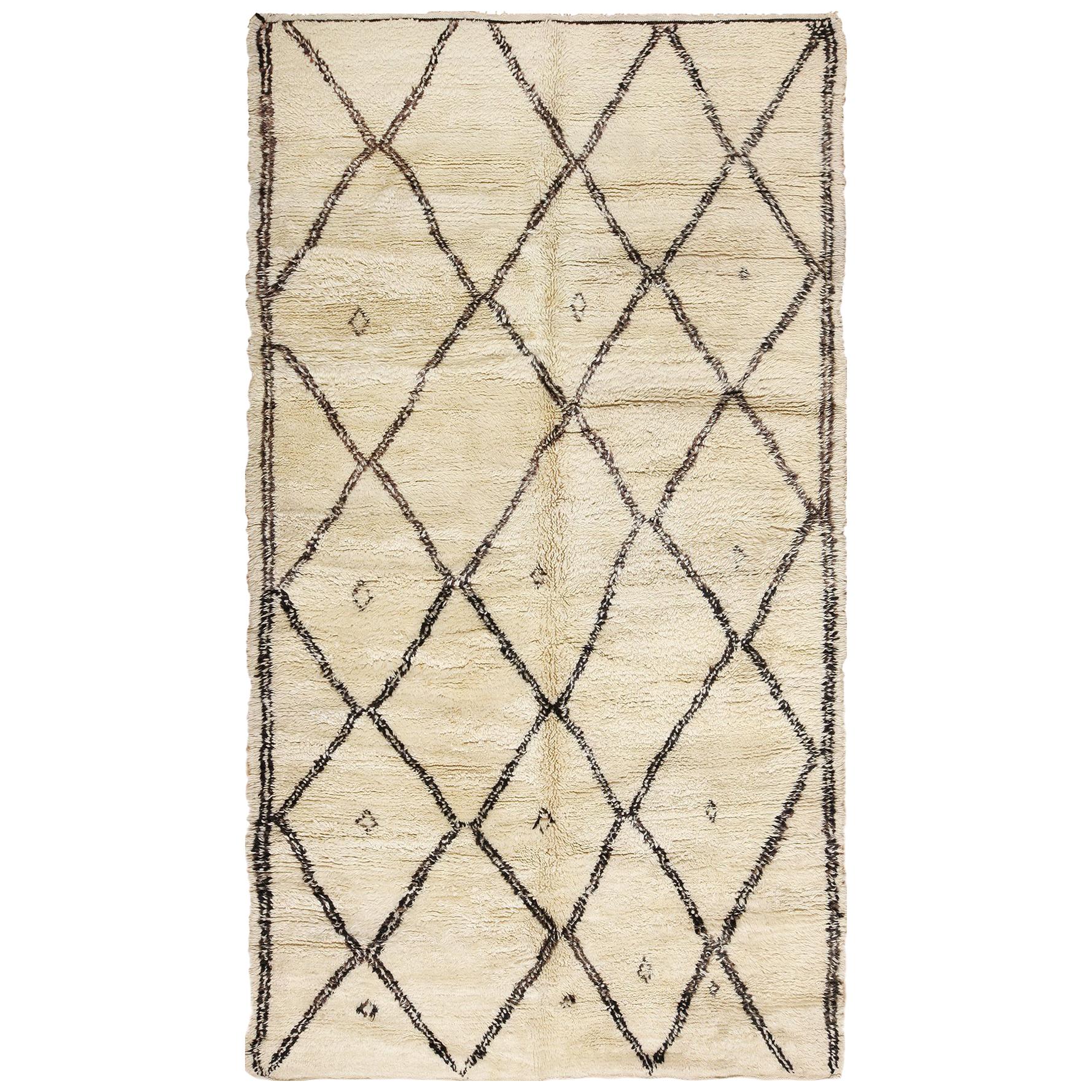 Tribal Vintage Moroccan Rug. Size: 5 ft 9 in x 10 ft 4 in (1.75 m x 3.15 m)