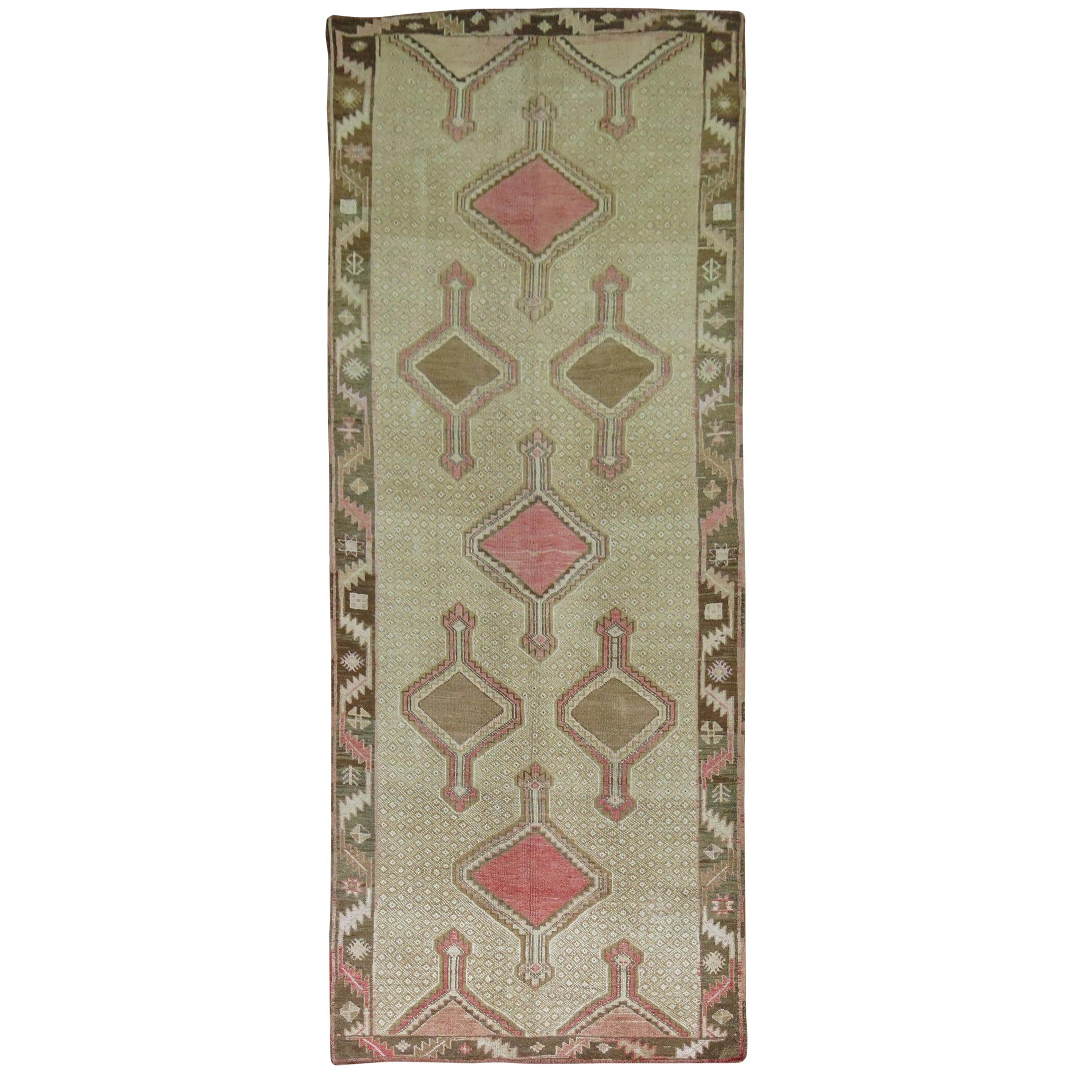 Türkischer Stammeskunst-Vintage-Teppich mit rosa Akzent in Galerie im Angebot