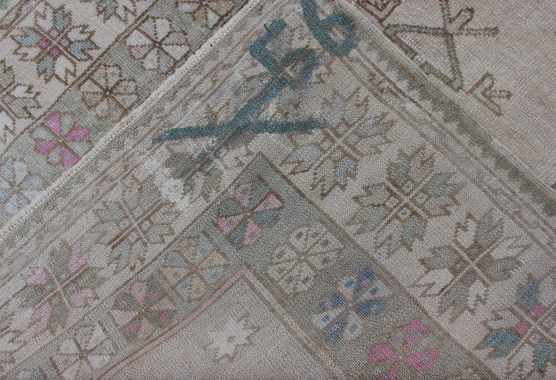 Türkischer Oushak-Vintage-Teppich im Stammesstil mit Medaillon in Weichgrün und Creme im Angebot 5
