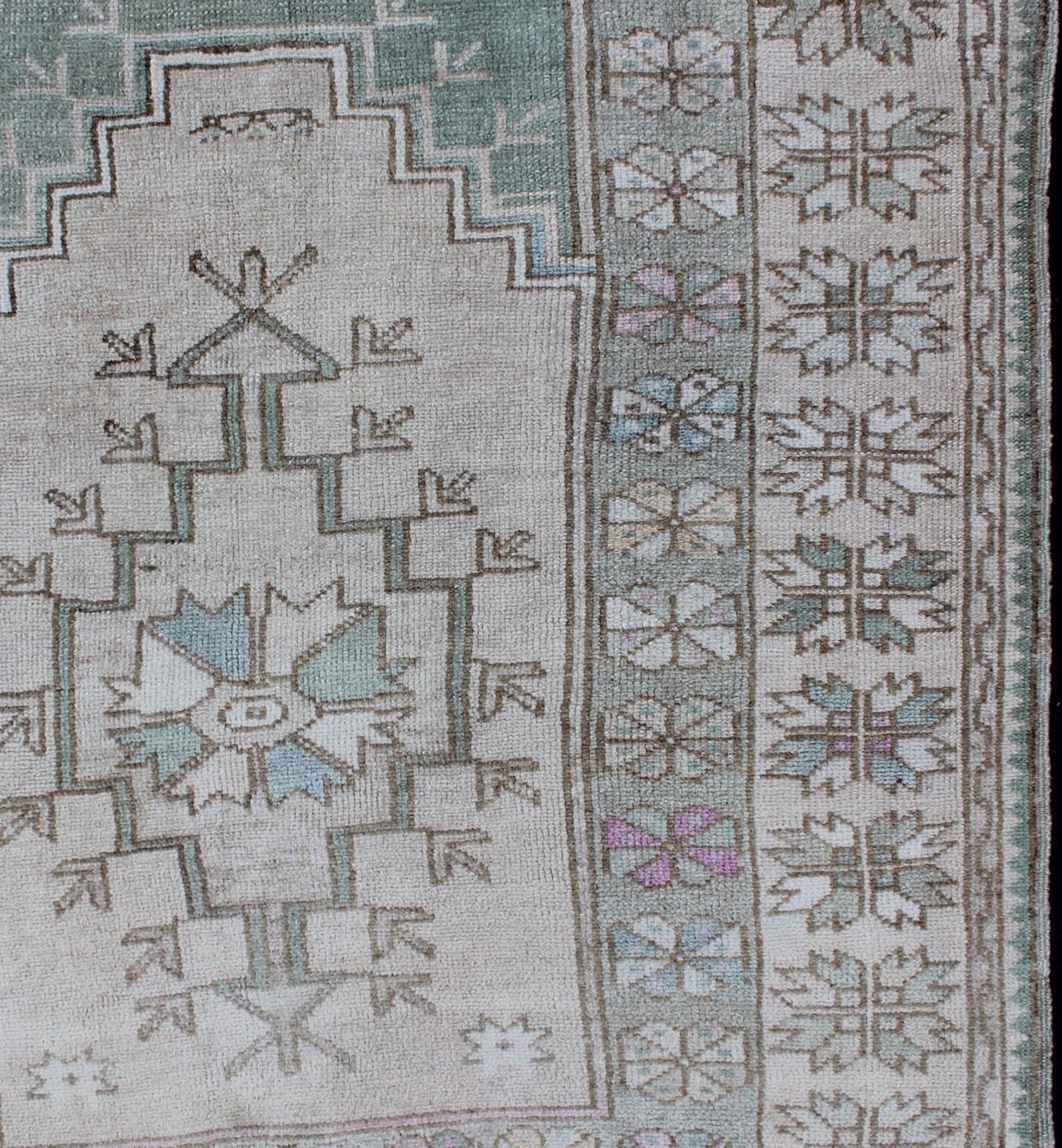 Tribal Vintage Türkisch Oushak Quadratische Teppich mit Medaillon in Soft Green und Cremes

Türkischer Oushak-Stammteppich mit Medaillon in Hellbraun, Creme und Hellgrün, Keivan Woven Arts/ Teppich EN-176994, Herkunftsland / Typ: Türkei / Oushak, um