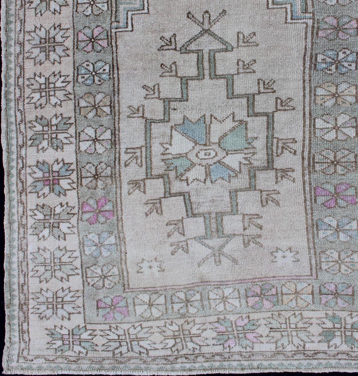 Türkischer Oushak-Vintage-Teppich im Stammesstil mit Medaillon in Weichgrün und Creme (Handgeknüpft) im Angebot