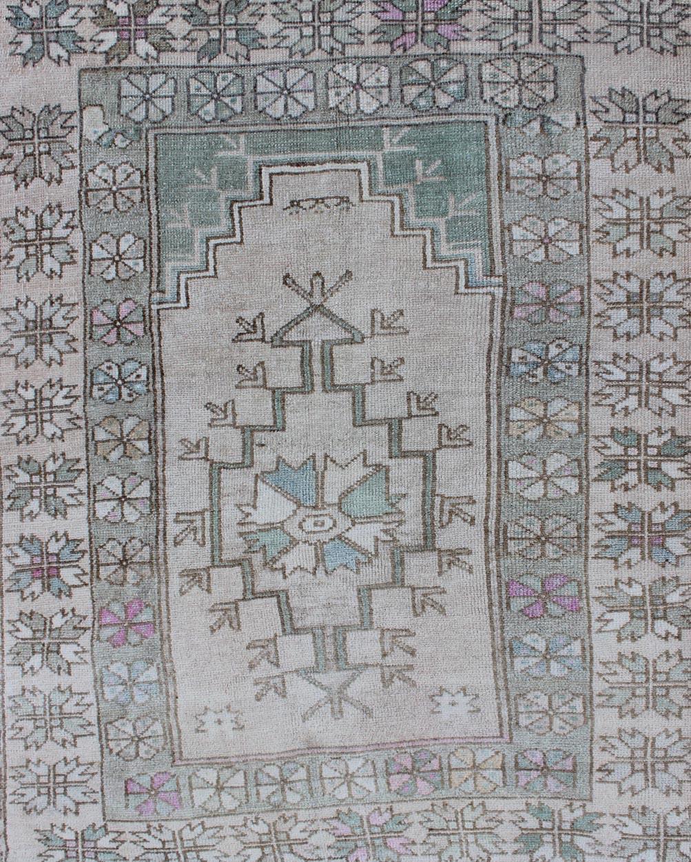 Türkischer Oushak-Vintage-Teppich im Stammesstil mit Medaillon in Weichgrün und Creme im Zustand „Gut“ im Angebot in Atlanta, GA