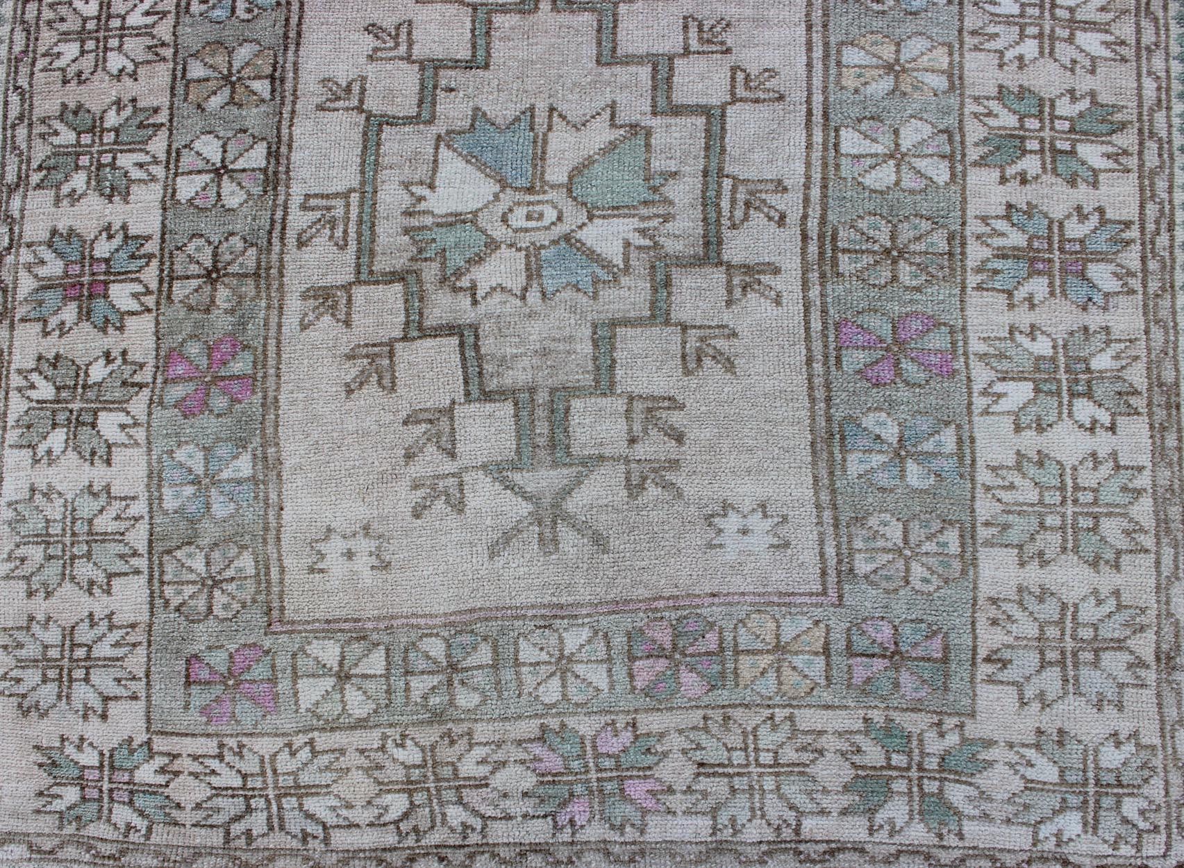 Türkischer Oushak-Vintage-Teppich im Stammesstil mit Medaillon in Weichgrün und Creme im Angebot 2