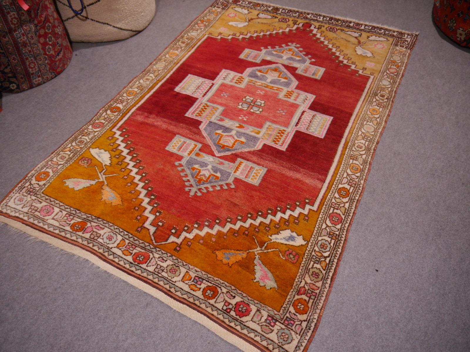 Türkischer Teppich Tribal Vintage Rot Yoruk Teppich Anatolische Kunst Handgeknüpft (Stammeskunst) im Angebot