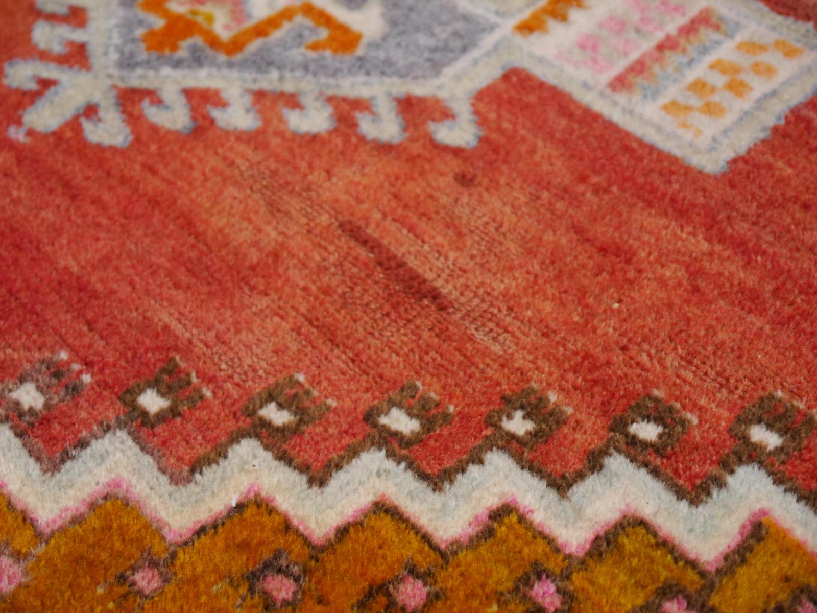 Türkischer Teppich Tribal Vintage Rot Yoruk Teppich Anatolische Kunst Handgeknüpft (Mitte des 20. Jahrhunderts) im Angebot